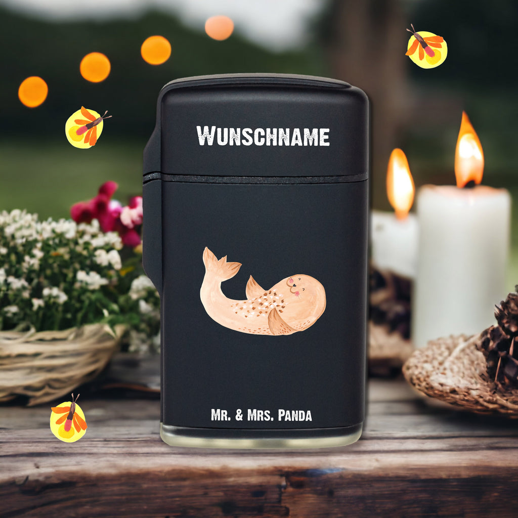 Personalisiertes Feuerzeug Robbe liegend Personalisiertes Feuerzeug, Personalisiertes Gas-Feuerzeug, Personalisiertes Sturmfeuerzeug, Tiermotive, Gute Laune, lustige Sprüche, Tiere, Robbe, Robben, Seehund, Strand, Meerestier, Ostsee, Nordsee, Lachen, Freude