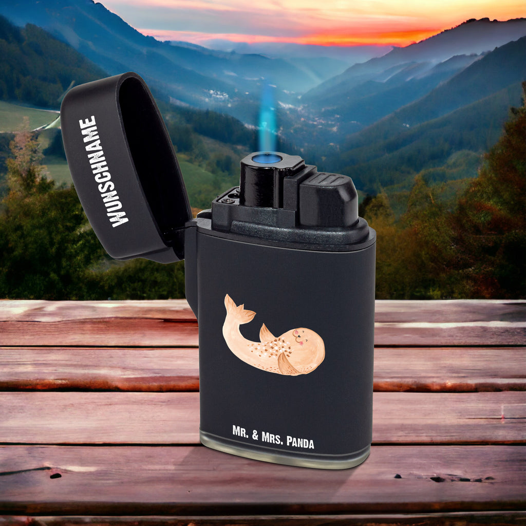 Personalisiertes Feuerzeug Robbe liegend Personalisiertes Feuerzeug, Personalisiertes Gas-Feuerzeug, Personalisiertes Sturmfeuerzeug, Tiermotive, Gute Laune, lustige Sprüche, Tiere, Robbe, Robben, Seehund, Strand, Meerestier, Ostsee, Nordsee, Lachen, Freude