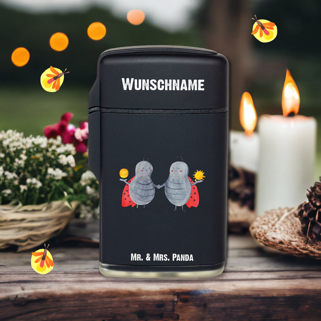 Personalisiertes Feuerzeug Sternzeichen Zwilling Personalisiertes Feuerzeug, Personalisiertes Gas-Feuerzeug, Personalisiertes Sturmfeuerzeug, Tierkreiszeichen, Sternzeichen, Horoskop, Astrologie, Aszendent, Zwillinge, Zwilling Geschenk, Zwilling Sternzeichen, Geburtstag Mai, Geschenk Mai, Geschenk Juni, Marienkäfer, Glückskäfer, Zwillingsbruder, Zwillingsschwester