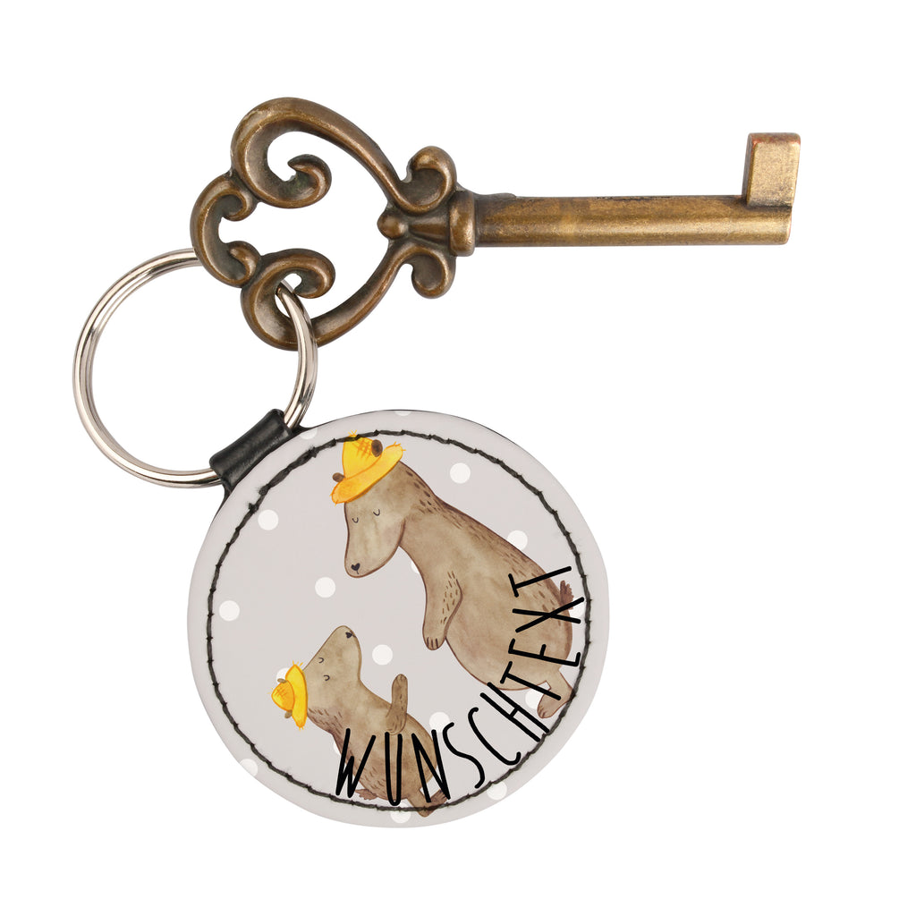 Personalisierter Schlüsselanhänger Bären mit Hut Personalisierter Schlüsselanhänger, Personalisierter Anhänger, Personalisierter Taschenanhänger, Personalisierter Glücksbringer, Personalisierter Schutzengel, Schlüsselanhänger mit Namen, Anhänger mit Namen, Glücksbringer mit Namen, Schlüsselanhänger Wunschtext, Schlüsselanhänger selbst gestalten, Familie, Vatertag, Muttertag, Bruder, Schwester, Mama, Papa, Oma, Opa, Bär, Bären, Vater, Papi, Paps, Dad, Daddy, Lieblingsmensch, Sohn, Söhne, Kind, Kinder, Vater-Sohn, Family, Vorbild