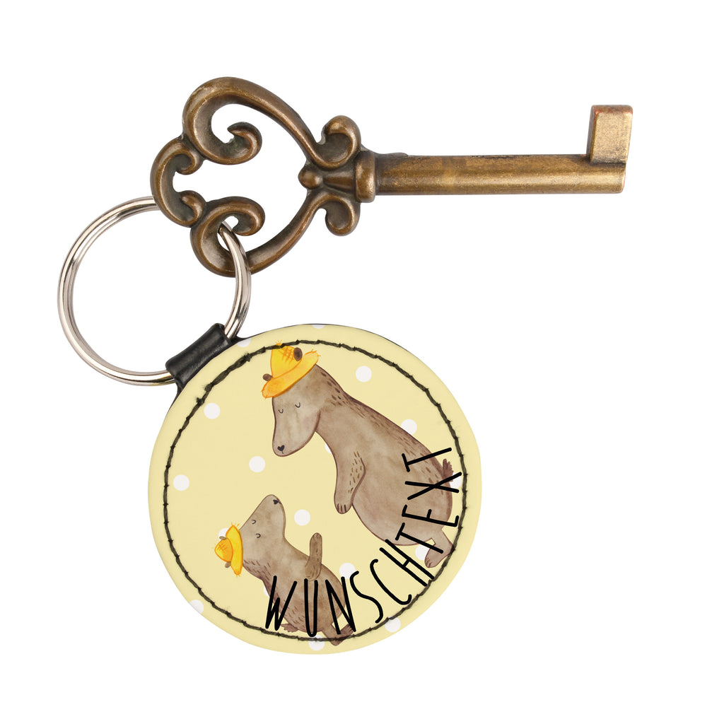 Personalisierter Schlüsselanhänger Bären mit Hut Personalisierter Schlüsselanhänger, Personalisierter Anhänger, Personalisierter Taschenanhänger, Personalisierter Glücksbringer, Personalisierter Schutzengel, Schlüsselanhänger mit Namen, Anhänger mit Namen, Glücksbringer mit Namen, Schlüsselanhänger Wunschtext, Schlüsselanhänger selbst gestalten, Familie, Vatertag, Muttertag, Bruder, Schwester, Mama, Papa, Oma, Opa, Bär, Bären, Vater, Papi, Paps, Dad, Daddy, Lieblingsmensch, Sohn, Söhne, Kind, Kinder, Vater-Sohn, Family, Vorbild