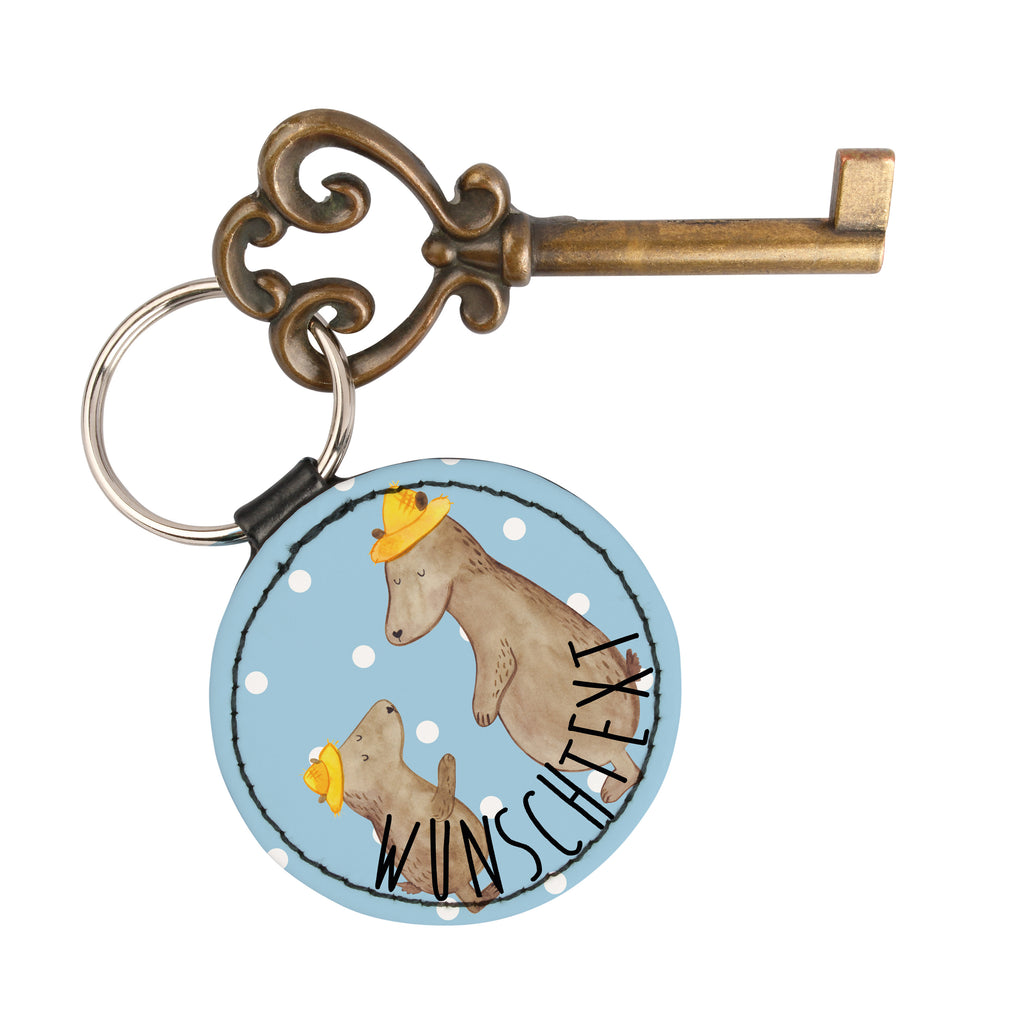 Personalisierter Schlüsselanhänger Bären mit Hut Personalisierter Schlüsselanhänger, Personalisierter Anhänger, Personalisierter Taschenanhänger, Personalisierter Glücksbringer, Personalisierter Schutzengel, Schlüsselanhänger mit Namen, Anhänger mit Namen, Glücksbringer mit Namen, Schlüsselanhänger Wunschtext, Schlüsselanhänger selbst gestalten, Familie, Vatertag, Muttertag, Bruder, Schwester, Mama, Papa, Oma, Opa, Bär, Bären, Vater, Papi, Paps, Dad, Daddy, Lieblingsmensch, Sohn, Söhne, Kind, Kinder, Vater-Sohn, Family, Vorbild