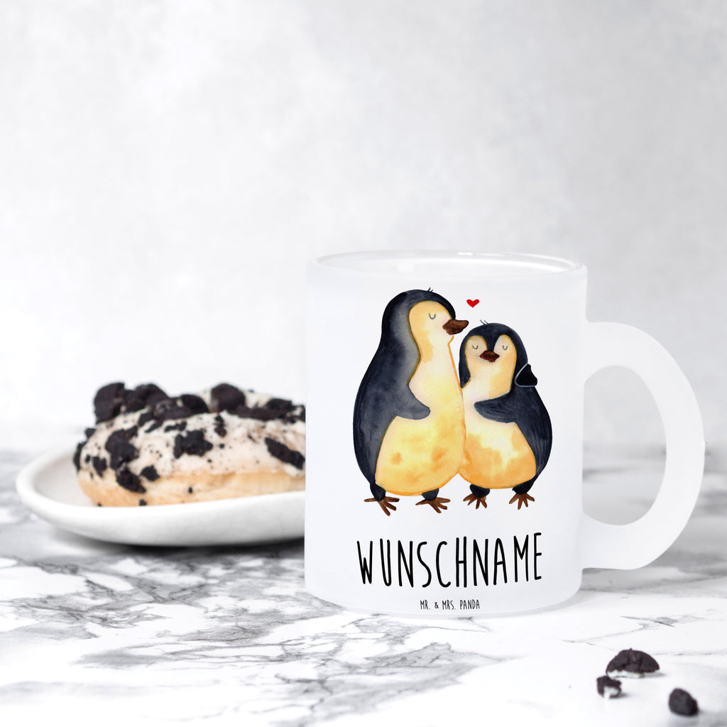 Personalisierte Teetasse Pinguin umarmend Personalisierte Teetasse, Personalisiertes Teeglas, Personalisierter Teebecher, Personalisierte Glas Teetasse, Personalisierte Teetasse aus Glas, Teetasse mit Namen, Teeglas mit Namen, Teebecher mit Namen, Glas Teetasse mit Namen, Teetasse aus Glas mit Namen, Teetasse Wunschname, Teetasse selbst gestalten., Pinguin, Liebe, Liebespaar, Liebesbeweis, Liebesgeschenk, Verlobung, Jahrestag, Hochzeitstag, Hochzeit, Hochzeitsgeschenk