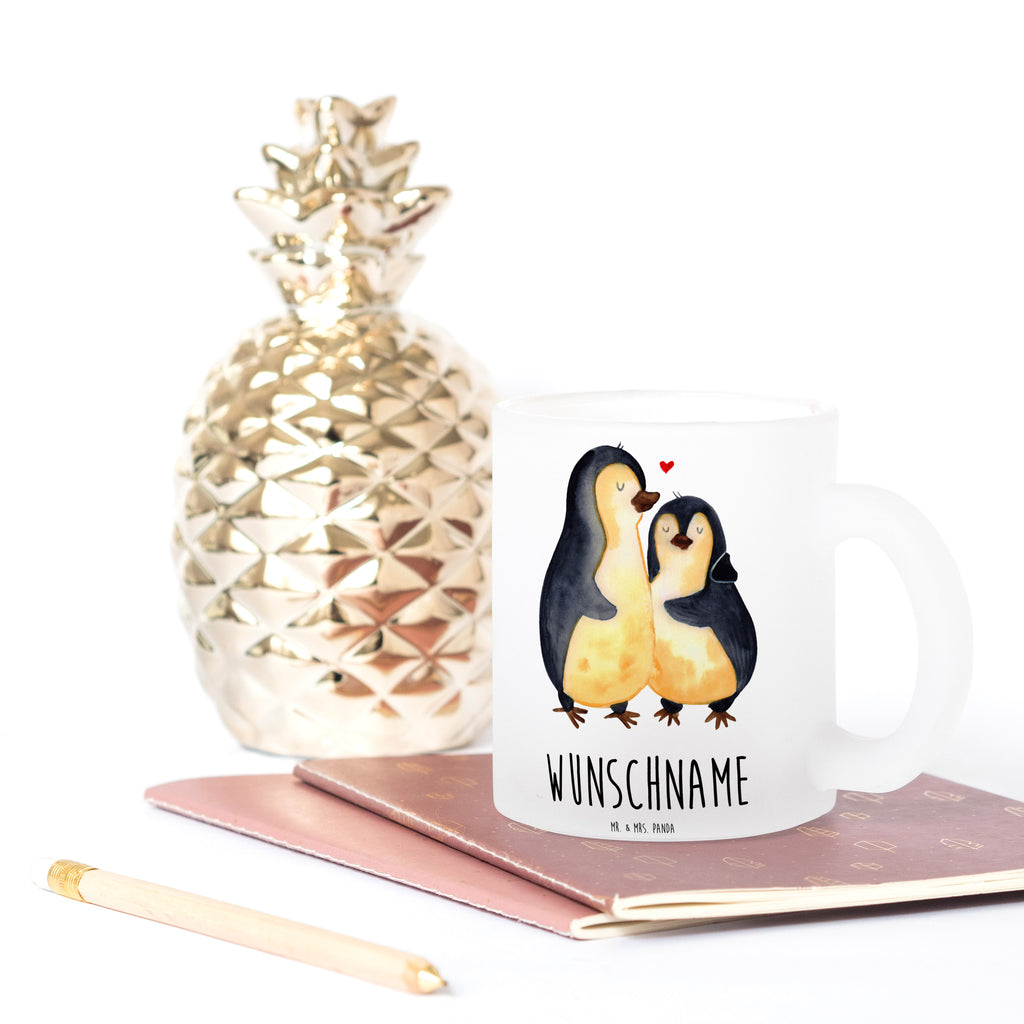 Personalisierte Teetasse Pinguin umarmend Personalisierte Teetasse, Personalisiertes Teeglas, Personalisierter Teebecher, Personalisierte Glas Teetasse, Personalisierte Teetasse aus Glas, Teetasse mit Namen, Teeglas mit Namen, Teebecher mit Namen, Glas Teetasse mit Namen, Teetasse aus Glas mit Namen, Teetasse Wunschname, Teetasse selbst gestalten., Pinguin, Liebe, Liebespaar, Liebesbeweis, Liebesgeschenk, Verlobung, Jahrestag, Hochzeitstag, Hochzeit, Hochzeitsgeschenk