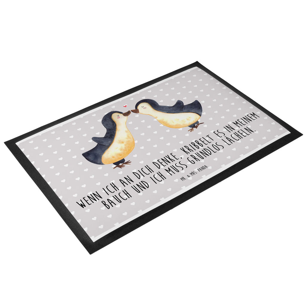 Fußmatte Pinguine Kuss Türvorleger, Schmutzmatte, Fußabtreter, Matte, Schmutzfänger, Fußabstreifer, Schmutzfangmatte, Türmatte, Motivfußmatte, Haustürmatte, Vorleger, Liebe, Partner, Freund, Freundin, Ehemann, Ehefrau, Heiraten, Verlobung, Heiratsantrag, Liebesgeschenk, Jahrestag, Hocheitstag, Valentinstag, Geschenk für Frauen, Hochzeitstag, Mitbringsel, Geschenk für Freundin, Geschenk für Partner, Liebesbeweis, für Männer, für Ehemann