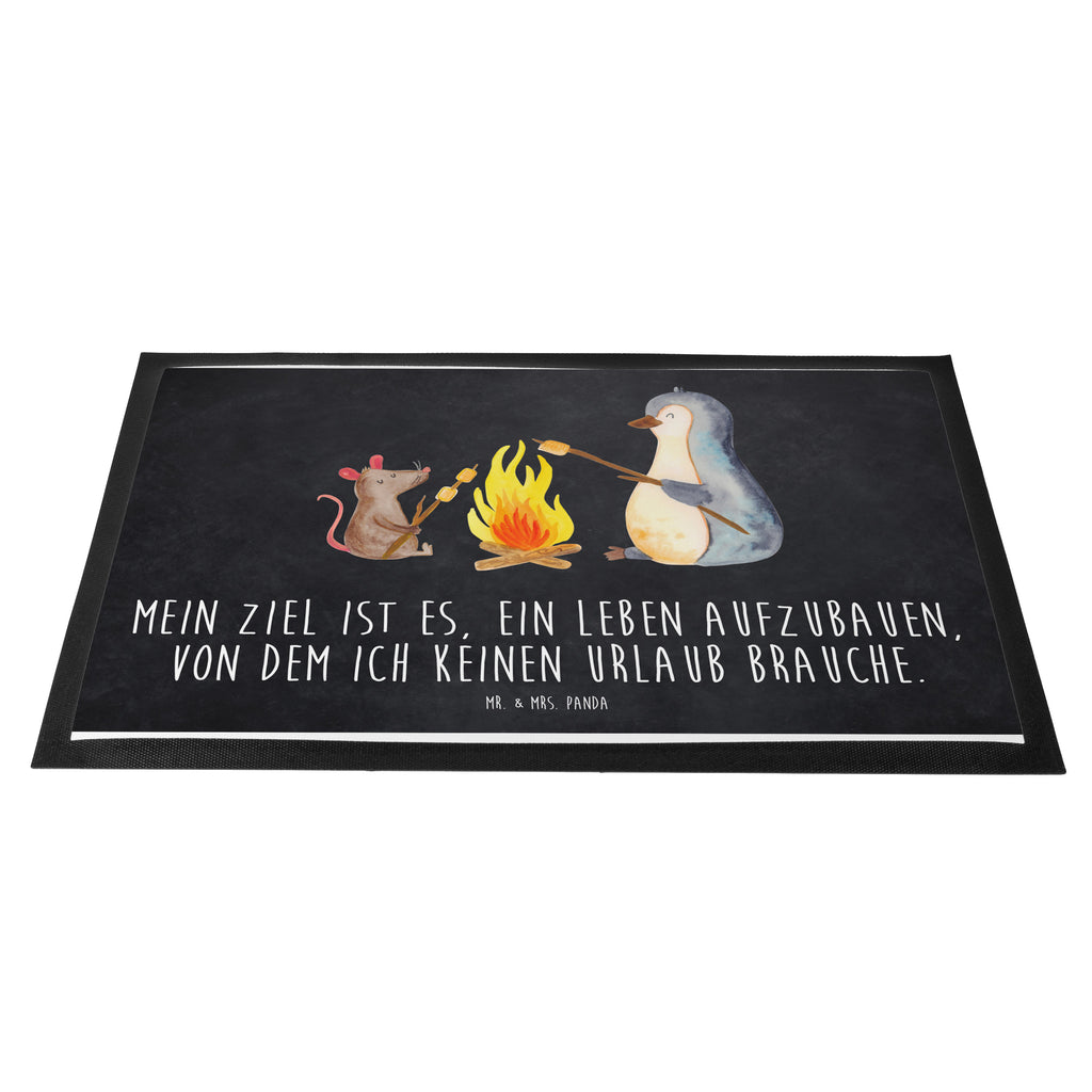 Fußmatte Pinguin Lagerfeuer Türvorleger, Schmutzmatte, Fußabtreter, Matte, Schmutzfänger, Fußabstreifer, Schmutzfangmatte, Türmatte, Motivfußmatte, Haustürmatte, Vorleger, Pinguin, Maus, Pinguine, Lagerfeuer, Leben, Arbeit, Job, Motivation, Büro, Büroalltag, Lebensspruch, Lebensmotivation, Neustart, Liebe, grillen, Feuer, Marshmallows