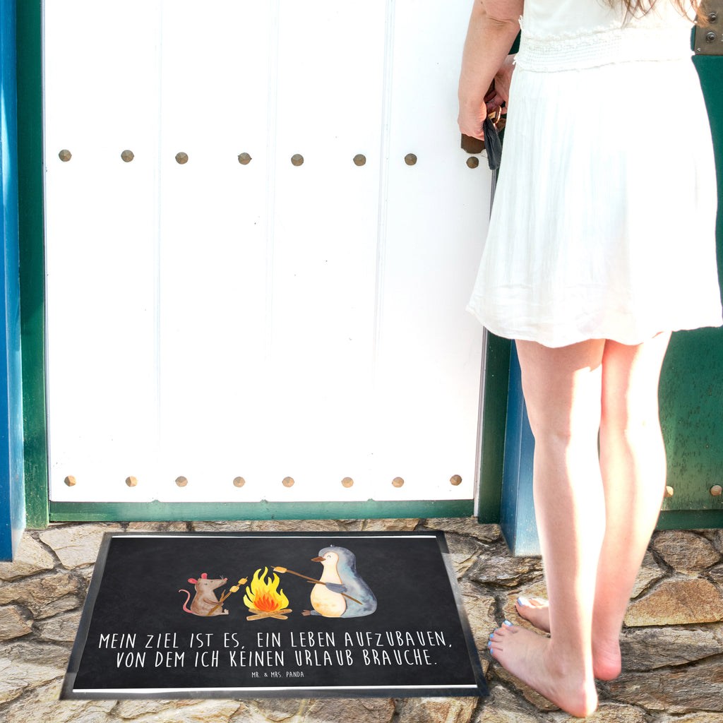 Fußmatte Pinguin Lagerfeuer Türvorleger, Schmutzmatte, Fußabtreter, Matte, Schmutzfänger, Fußabstreifer, Schmutzfangmatte, Türmatte, Motivfußmatte, Haustürmatte, Vorleger, Pinguin, Maus, Pinguine, Lagerfeuer, Leben, Arbeit, Job, Motivation, Büro, Büroalltag, Lebensspruch, Lebensmotivation, Neustart, Liebe, grillen, Feuer, Marshmallows