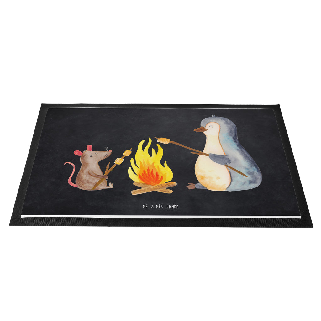 Fußmatte Pinguin Lagerfeuer Türvorleger, Schmutzmatte, Fußabtreter, Matte, Schmutzfänger, Fußabstreifer, Schmutzfangmatte, Türmatte, Motivfußmatte, Haustürmatte, Vorleger, Pinguin, Maus, Pinguine, Lagerfeuer, Leben, Arbeit, Job, Motivation, Büro, Büroalltag, Lebensspruch, Lebensmotivation, Neustart, Liebe, grillen, Feuer, Marshmallows