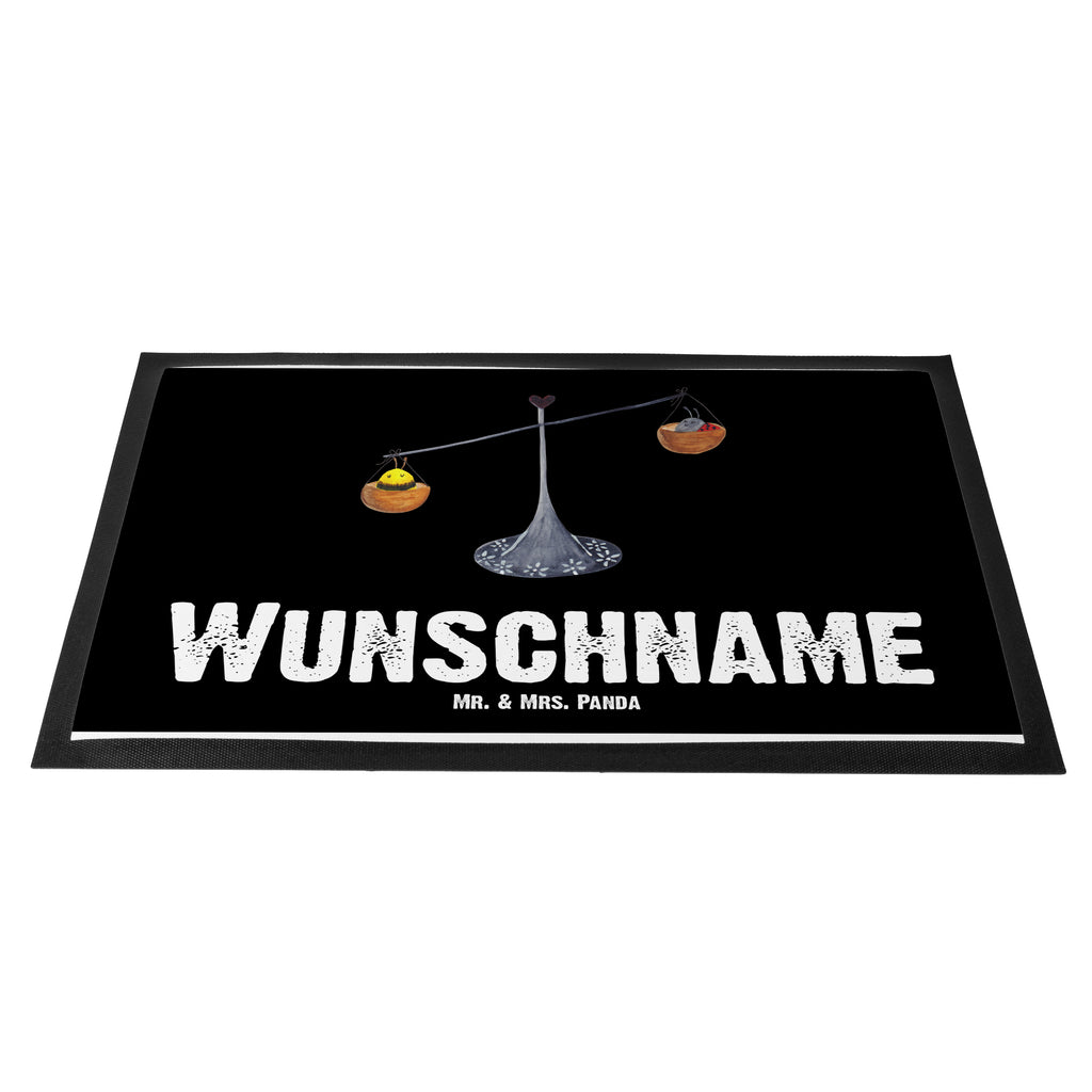 Personalisierte Fußmatte Sternzeichen Waage Personalisierte Fußmatte, Fußmatte mit Namen, Personalisieruung, Personalisiert, Fußmatte bedrucken, Türvorleger mit Namen, Haustürmatte personalisiert, Namensfussmatte, Wunschnamen, Bedrucken, Türvorleger personalisiert, Tierkreiszeichen, Sternzeichen, Horoskop, Astrologie, Aszendent, Waage, Waage Geschenk, Waage Sternzeichen, Geschenk Oktober, Geschenk September, Geburtstag Oktober, Geburtstag September, Gleichgewicht, Marienkäfer, Hummel, Biene