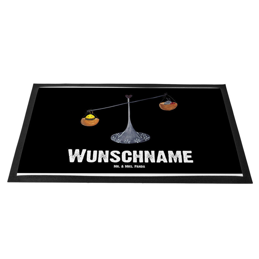 Personalisierte Fußmatte Sternzeichen Waage Personalisierte Fußmatte, Fußmatte mit Namen, Personalisieruung, Personalisiert, Fußmatte bedrucken, Türvorleger mit Namen, Haustürmatte personalisiert, Namensfussmatte, Wunschnamen, Bedrucken, Türvorleger personalisiert, Tierkreiszeichen, Sternzeichen, Horoskop, Astrologie, Aszendent, Waage, Waage Geschenk, Waage Sternzeichen, Geschenk Oktober, Geschenk September, Geburtstag Oktober, Geburtstag September, Gleichgewicht, Marienkäfer, Hummel, Biene