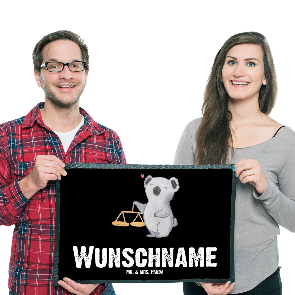 Personalisierte Fußmatte Waage Astrologie Personalisierte Fußmatte, Fußmatte mit Namen, Personalisieruung, Personalisiert, Fußmatte bedrucken, Türvorleger mit Namen, Haustürmatte personalisiert, Namensfussmatte, Wunschnamen, Bedrucken, Türvorleger personalisiert, Tierkreiszeichen, Sternzeichen, Horoskop, Astrologie, Aszendent, Waage, Geschenk zum Geburtstag, Geburtstagsgeschenk, Geschenk