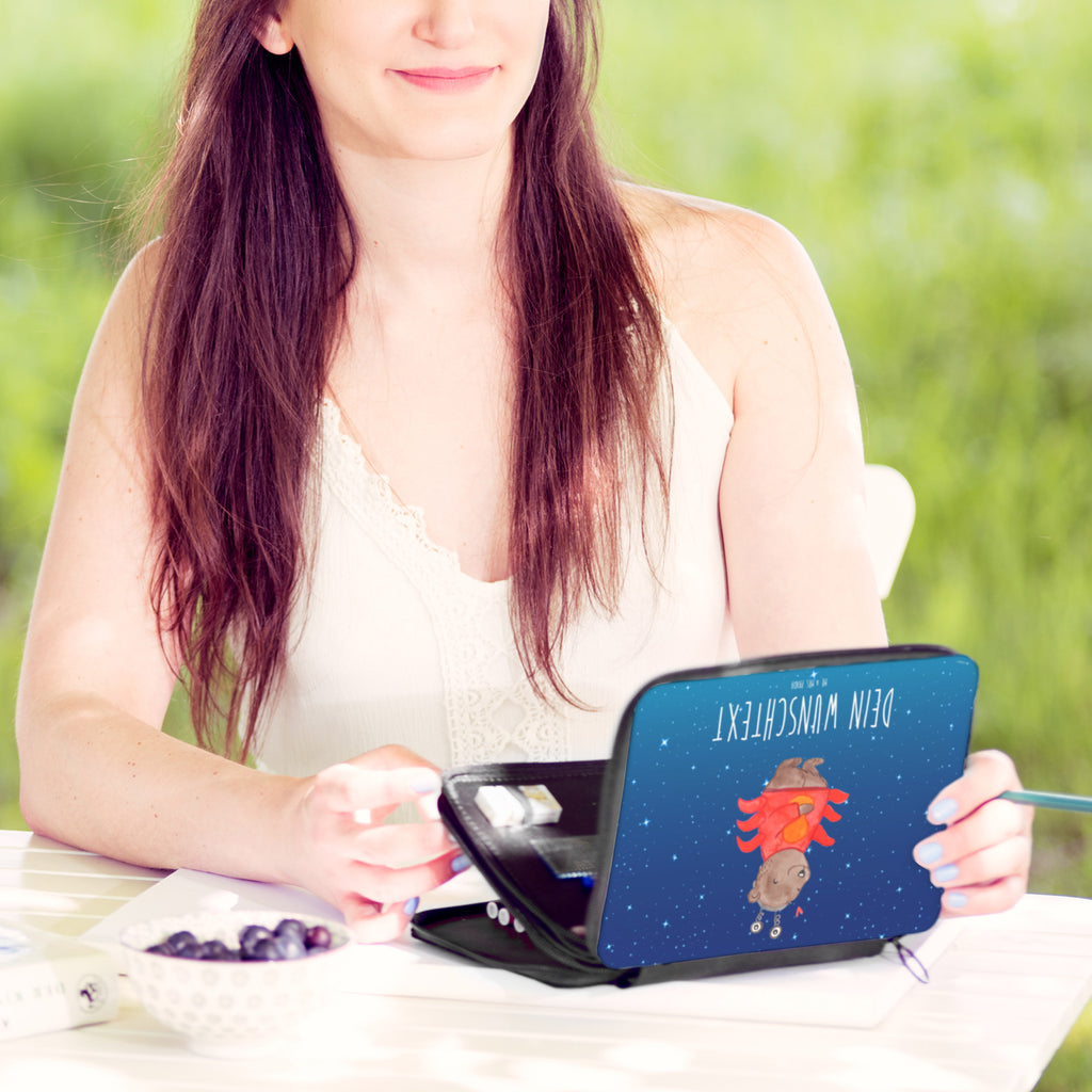 Personalisierte Federmappe Krebs Astrologie Personalisierte Federmappe, Personalisierte Stiftetasche, PersonalisierteS Stifte Etui, Schule, Einschulung, Geschenk, Kind, Schüler, Schülerin, Personalisierte Stifterolle, PersonalisierteS Federmäppchen, Motiv, Grundschule, Federmäppchen bedruckt, Büro Stifte Etui, Bestückte Federmappe, Kinder Federmappe, Federmappe Einschulung, Federmappe mit Namen, Stiftemappe mit Namen, Stifterolle mit Namen, Federmäppchen mit Namen, Tierkreiszeichen, Sternzeichen, Horoskop, Astrologie, Aszendent, Krebs, Geburtstagsgeschenk