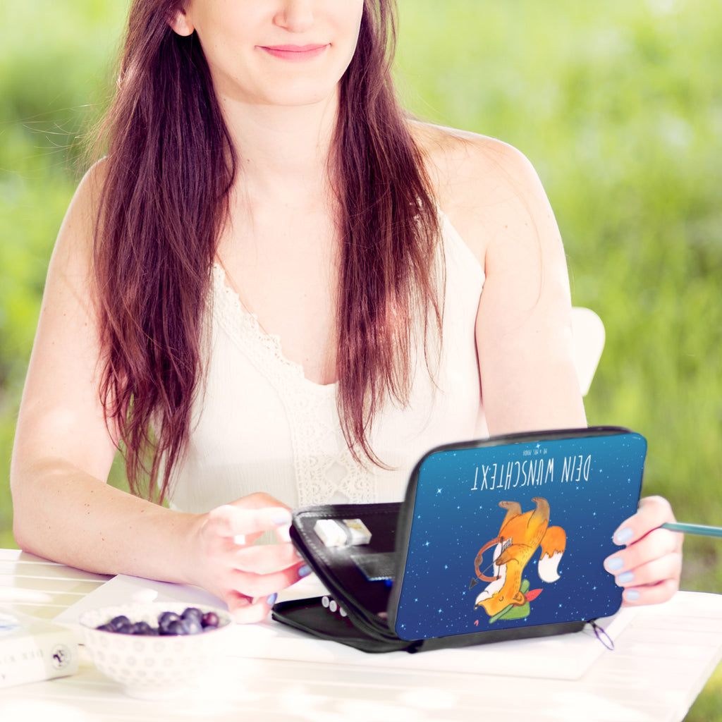 Personalisierte Federmappe Schütze Astrologie Personalisierte Federmappe, Personalisierte Stiftetasche, PersonalisierteS Stifte Etui, Schule, Einschulung, Geschenk, Kind, Schüler, Schülerin, Personalisierte Stifterolle, PersonalisierteS Federmäppchen, Motiv, Grundschule, Federmäppchen bedruckt, Büro Stifte Etui, Bestückte Federmappe, Kinder Federmappe, Federmappe Einschulung, Federmappe mit Namen, Stiftemappe mit Namen, Stifterolle mit Namen, Federmäppchen mit Namen, Tierkreiszeichen, Sternzeichen, Horoskop, Astrologie, Aszendent, Schütze, Geschenkidee, Geburtstagsgeschenk