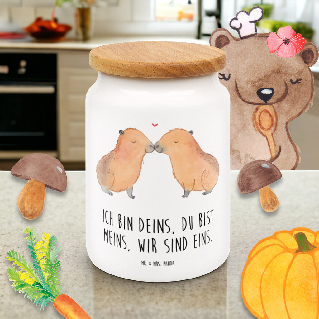 Vorratsdose Capybara Liebe Vorratsdose, Keksdose, Keramikdose, Leckerlidose, Dose, Vorratsbehälter, Aufbewahrungsdose, Tiermotive, Gute Laune, lustige Sprüche, Tiere, Capybara, Liebe, verliebt, Paar, Jahrestag, Kuschel Capybaras, Tierliebe, Romantisches Geschenk, Handgezeichnet, Verschmolzen, Geschenkidee, Beziehung, Partnertiere, Ich bin deins, Du bist meins, Liebesspruch, Herzlich, Valentinstag, Ehejubiläum, Liebesbeweis