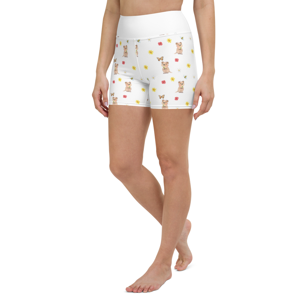 Yoga Shorts Quokka Happy Yoga Shorts, Yogashorts, Sporthose, Sportshorts, Fitnesshose, Sportshorts Damen, Yoga Shorts Damen, Yogabekleidung, Sportbekleidung, Tiermotive, Gute Laune, lustige Sprüche, Tiere, Quokka, Verschieben, Aufschieberitis, Lustiger Spruch, Niedliches Tier, Dinge erledigen