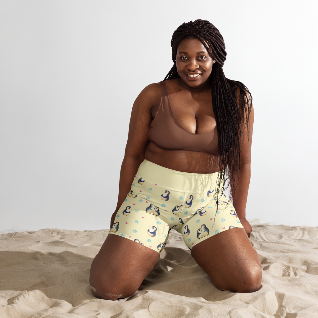 Yoga Shorts Pinguin umarmend Yoga Shorts, Yogashorts, Sporthose, Sportshorts, Fitnesshose, Sportshorts Damen, Yoga Shorts Damen, Yogabekleidung, Sportbekleidung, Pinguin, Liebe, Liebespaar, Liebesbeweis, Liebesgeschenk, Verlobung, Jahrestag, Hochzeitstag, Hochzeit, Hochzeitsgeschenk
