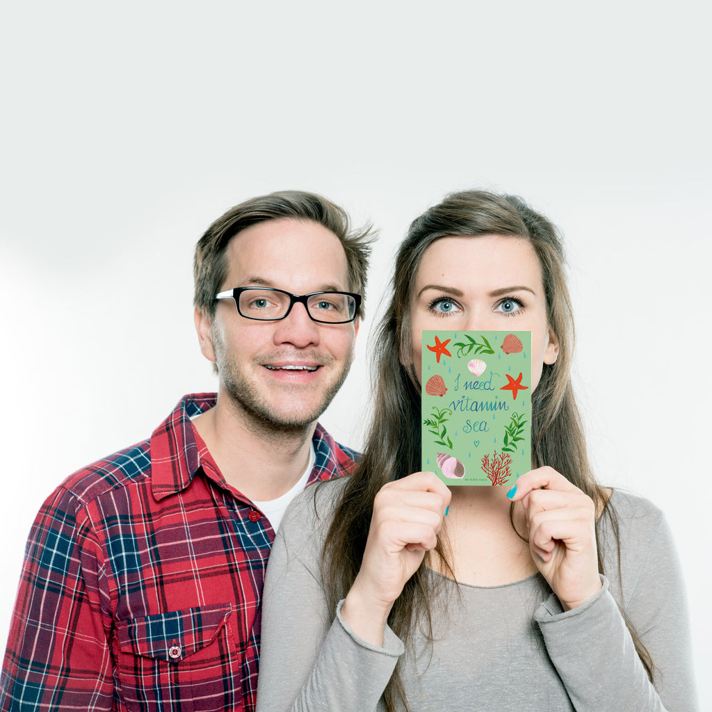 Postkarte Vitamin Sea Geschenkkarte, Grußkarte, Karte, Einladung, Ansichtskarte, Geburtstagskarte, Einladungskarte, Dankeskarte, Blumen Deko, Frühlings Deko, Sommer Deko, Dekoration, positive Botschaft, Naturliebhaber, Outdoor, Natur, Abenteuer, Vitamin Sea, See, Schwimmen Spruch, Schwimmer Geschenk, Strand Urlaub, Wasserratte Geschenk, Urlaub am Meer