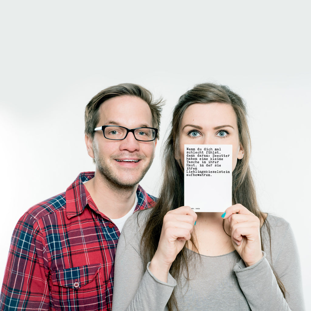 Postkarte Sprüche und Zitate Wenn du dich mal schlecht fühlst, denk daran: Seeotter haben eine kleine Tasche in ihrer Haut, in der sie ihren Lieblingskieselstein aufbewahren. Geschenkkarte, Grußkarte, Karte, Einladung, Ansichtskarte, Geburtstagskarte, Einladungskarte, Spruch, Sprüche, lustig, Weisheiten, Zitate, Spruch Sprüche Weisheiten Zitate Lustig Weisheit Worte