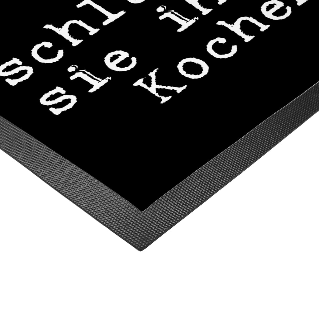 Fußmatte Fun Talk Frauen gehören in die Küche - Füße hochgelegt und Cocktail schlürfend, während sie ihrem Mann beim Kochen zusieht. Türvorleger, Schmutzmatte, Fußabtreter, Matte, Schmutzfänger, Fußabstreifer, Schmutzfangmatte, Türmatte, Motivfußmatte, Haustürmatte, Vorleger, Spruch, Sprüche, lustig, Weisheiten, Zitate, Glizer Spruch Sprüche Weisheiten Zitate Lustig Weisheit Worte