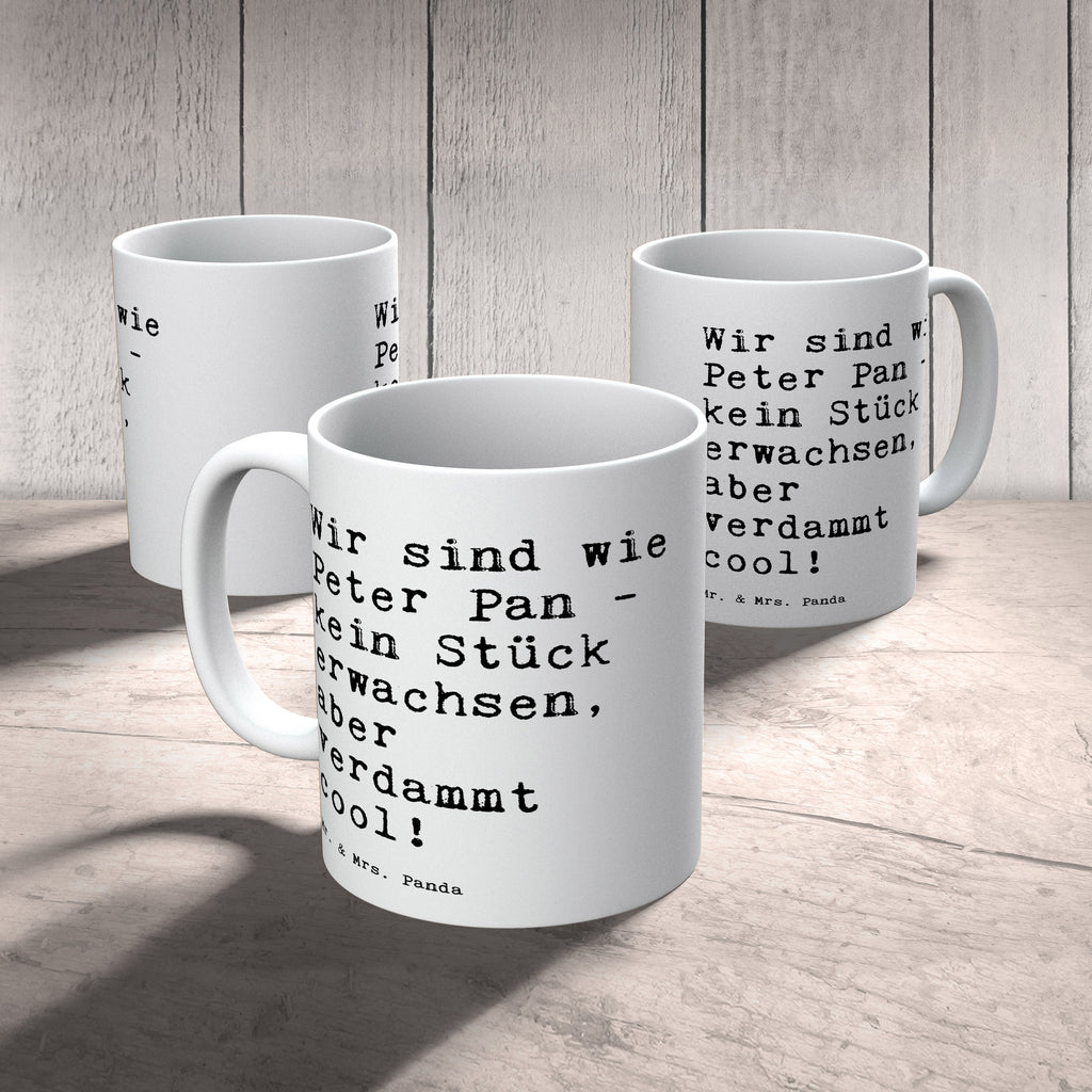 Tasse Sprüche und Zitate Wir sind wie Peter Pan - kein Stück erwachsen, aber verdammt cool! Spruch Sprüche Weisheiten Zitate Lustig Weisheit Worte Becher, Kaffeetasse, Kaffeebecher, Tee, Frühstück, Büro Peter Pan, Spruch, Geschenk Freundin, Freundin, Freund, erwachsen werden, ewige Jugend Spruch, Sprüche, lustig, Weisheiten, Zitate
