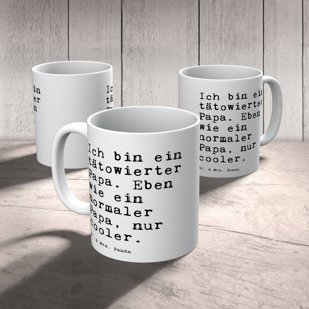 Tasse Sprüche und Zitate Ich bin ein tätowierter Papa. Eben wie ein normaler Papa, nur cooler. Spruch Sprüche Weisheiten Zitate Lustig Weisheit Worte Becher, Kaffeetasse, Kaffeebecher, Tee, Frühstück, Büro Papa, cooler Vater, tätowiert, Tattoos, Vatertag, Geschenk Männer, Geschenk Papa, Geschenk Vater, bester Vater, Familie, Mann Spruch, Sprüche, lustig, Weisheiten, Zitate