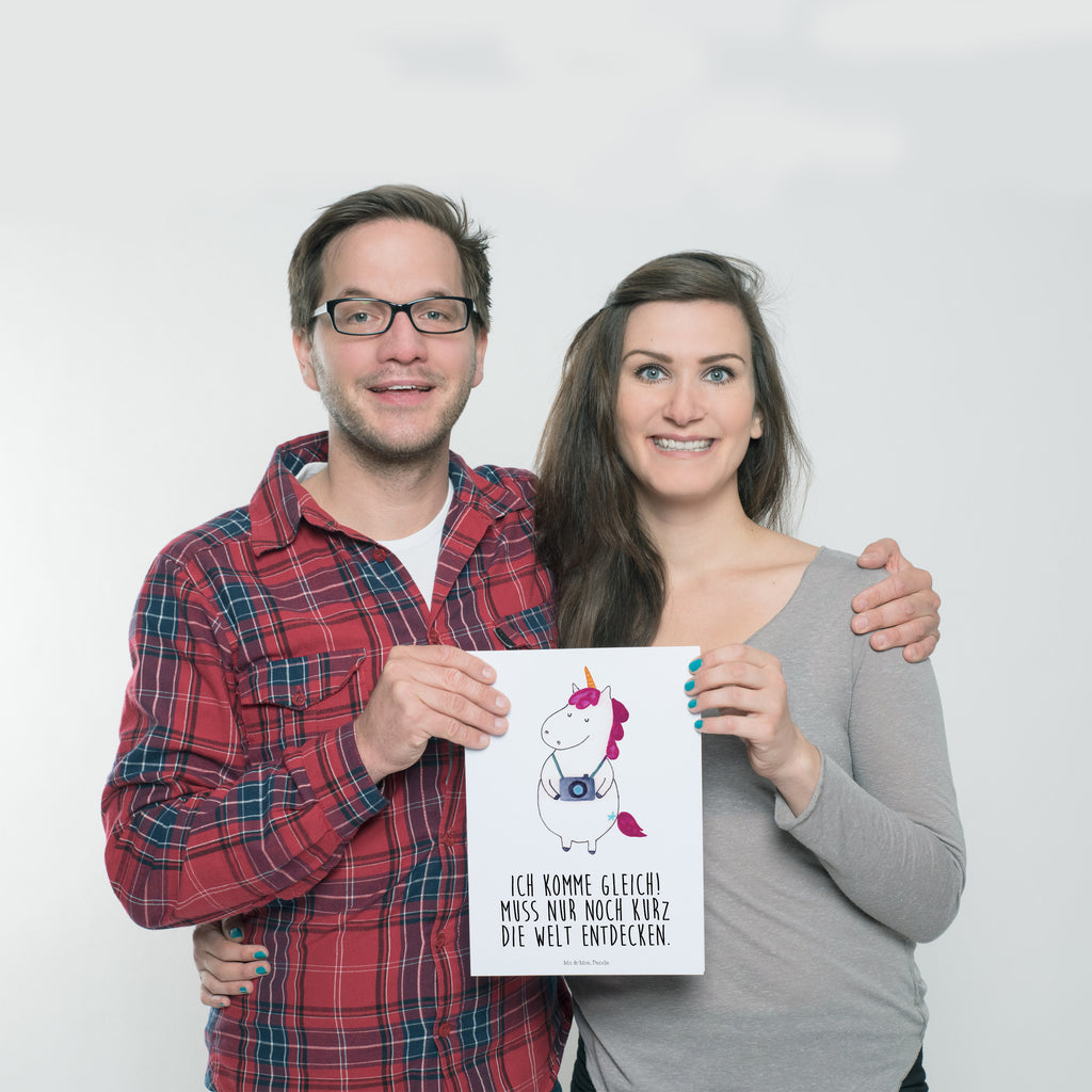 Poster Einhorn Fotograf Poster, Wandposter, Bild, Wanddeko, Küchenposter, Kinderposter, Wanddeko Bild, Raumdekoration, Wanddekoration, Handgemaltes Poster, Mr. & Mrs. Panda Poster, Designposter, Kunstdruck, Posterdruck, Einhorn, Einhörner, Einhorn Deko, Pegasus, Unicorn, Fotograf, Fotografie, Kamera, Reisen, Weltreise, Weltenbummler, Urlaub, Tourist, Kurztrip, Reise, Städtereise