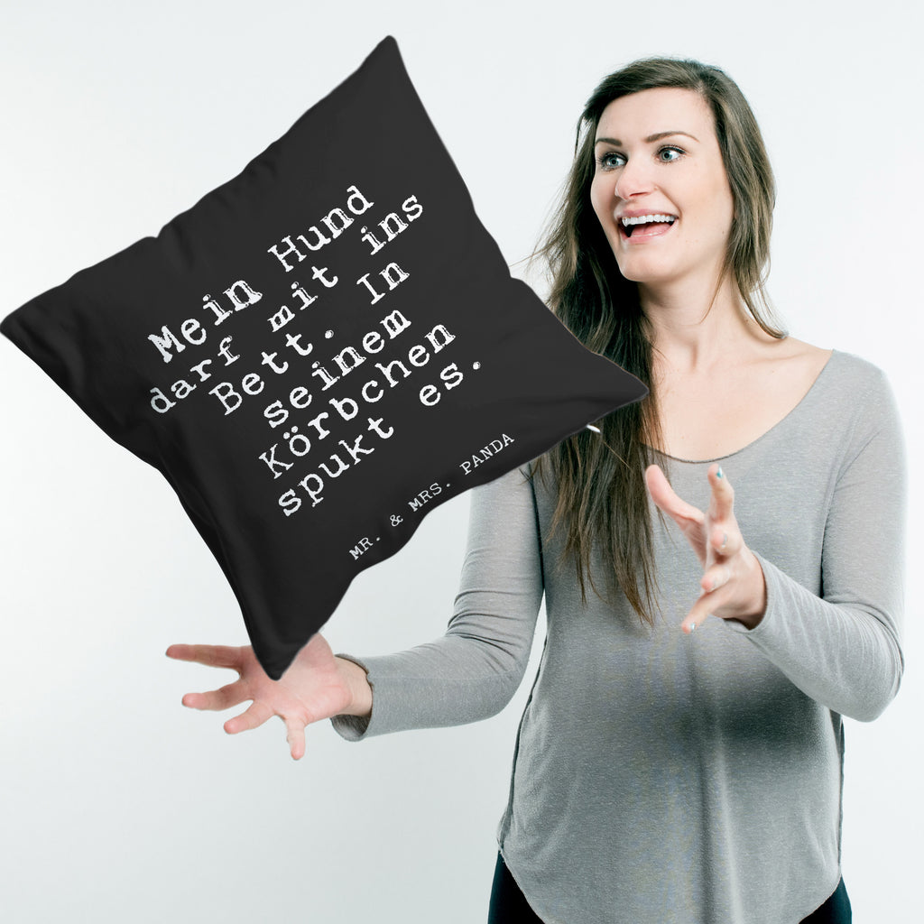 40x40 Kissen Fun Talk Mein Hund darf mit ins Bett. In seinem Körbchen spukt es. Kissenhülle, Kopfkissen, Sofakissen, Dekokissen, Motivkissen, Spruch, Sprüche, lustig, Weisheiten, Zitate, Glizer Spruch Sprüche Weisheiten Zitate Lustig Weisheit Worte