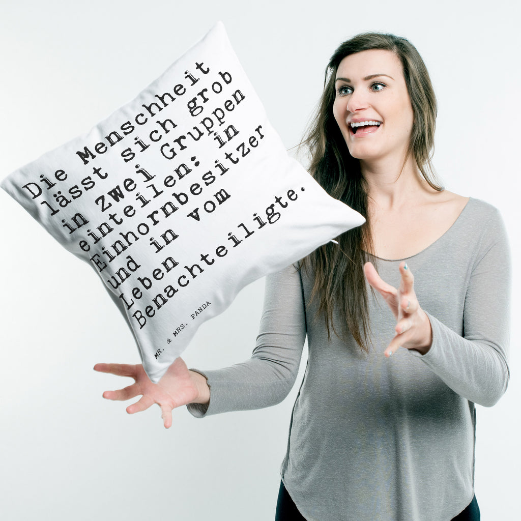 40x40 Kissen Sprüche und Zitate Die Menschheit lässt sich grob in zwei Gruppen einteilen: in Einhornbesitzer und in vom Leben Benachteiligte. Kissenhülle, Kopfkissen, Sofakissen, Dekokissen, Motivkissen, Spruch, Sprüche, lustig, Weisheiten, Zitate, Spruch Sprüche Weisheiten Zitate Lustig Weisheit Worte