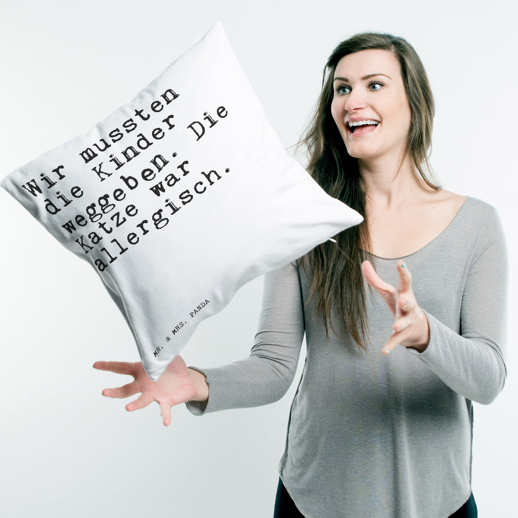 40x40 Kissen Sprüche und Zitate Wir mussten die Kinder weggeben. Die Katze war allergisch. Kissenhülle, Kopfkissen, Sofakissen, Dekokissen, Motivkissen, Spruch, Sprüche, lustig, Weisheiten, Zitate, Spruch Sprüche Weisheiten Zitate Lustig Weisheit Worte