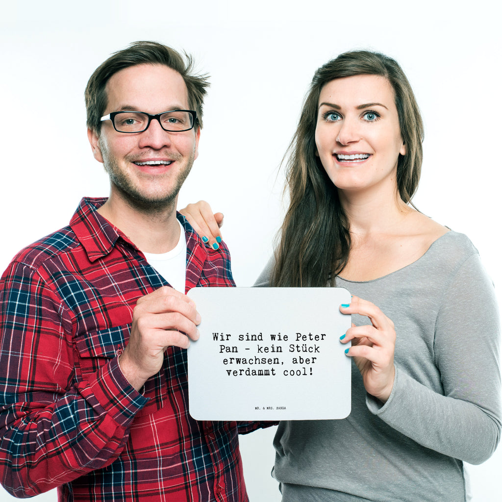 Mauspad Sprüche und Zitate Wir sind wie Peter Pan - kein Stück erwachsen, aber verdammt cool! Mousepad, Computer zubehör, Büroausstattung, PC Zubehör, Arbeitszimmer, Mauspad, Einzigartiges Mauspad, Designer Mauspad, Spruch, Sprüche, lustig, Weisheiten, Zitate, Spruch Sprüche Weisheiten Zitate Lustig Weisheit Worte