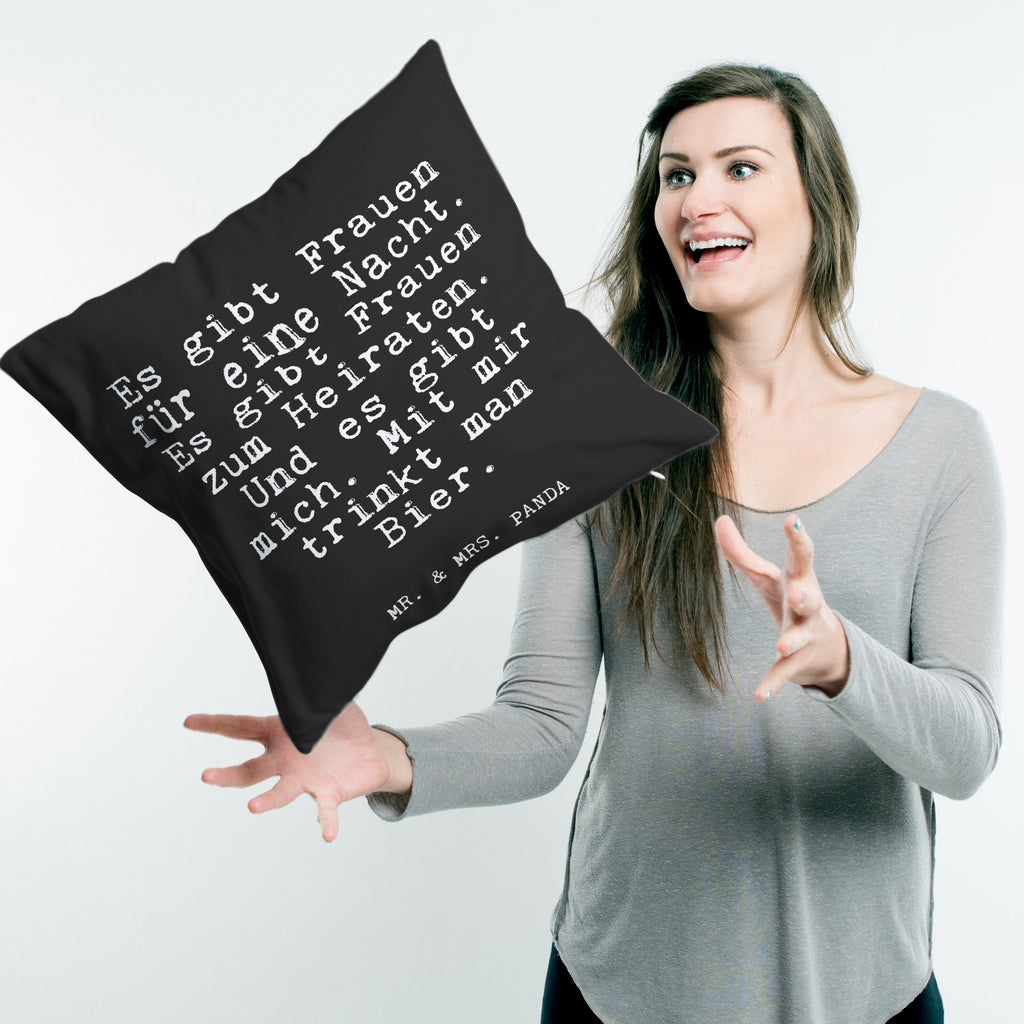 40x40 Kissen Fun Talk Es gibt Frauen für eine Nacht. Es gibt Frauen zum Heiraten. Und es gibt mich. Mit mir trinkt man Bier. Kissenhülle, Kopfkissen, Sofakissen, Dekokissen, Motivkissen, Spruch, Sprüche, lustig, Weisheiten, Zitate, Glizer Spruch Sprüche Weisheiten Zitate Lustig Weisheit Worte