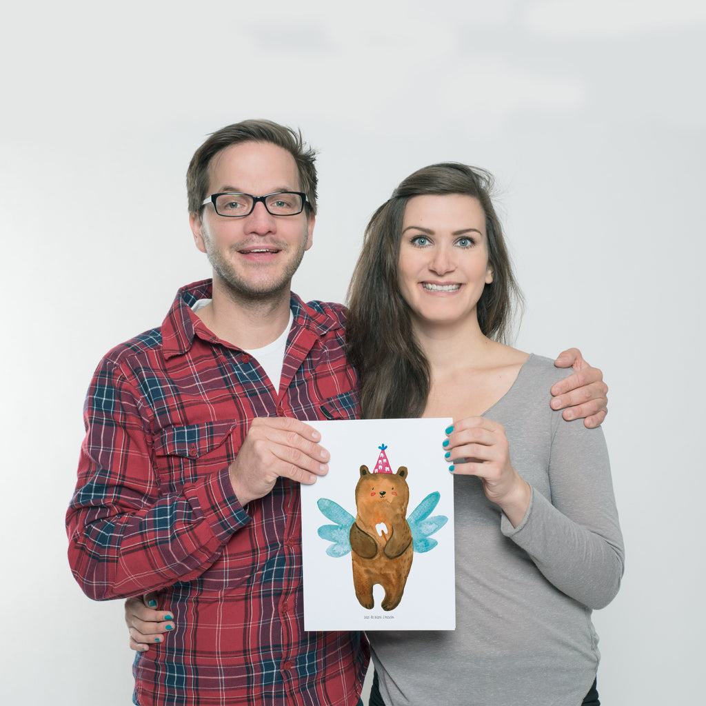 Poster Zahnfee Bär Poster, Wandposter, Bild, Wanddeko, Küchenposter, Kinderposter, Wanddeko Bild, Raumdekoration, Wanddekoration, Handgemaltes Poster, Mr. & Mrs. Panda Poster, Designposter, Kunstdruck, Posterdruck, Bär, Teddy, Teddybär, Zahnfee, Fee, Milchzahn, Erster Zahn