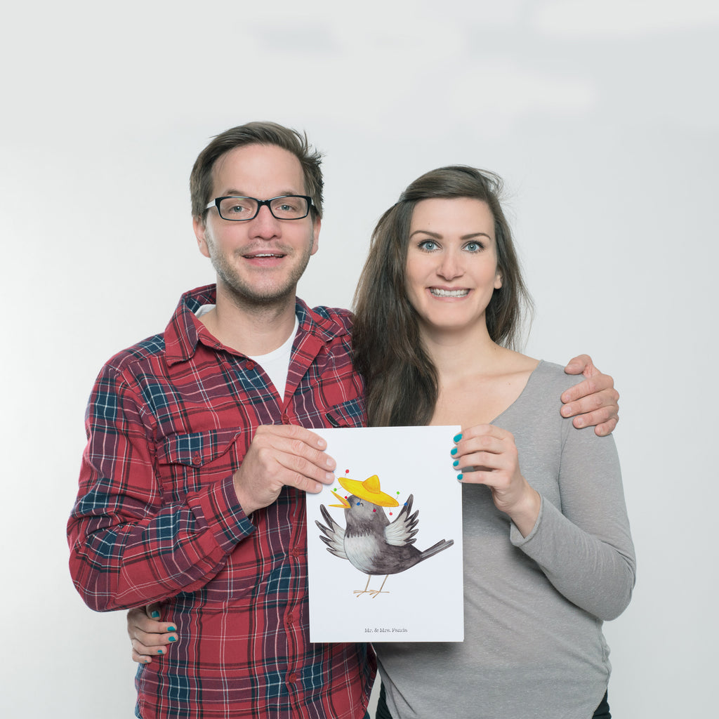 Poster Rabe mit Sombrero Poster, Wandposter, Bild, Wanddeko, Küchenposter, Kinderposter, Wanddeko Bild, Raumdekoration, Wanddekoration, Handgemaltes Poster, Mr. & Mrs. Panda Poster, Designposter, Kunstdruck, Posterdruck, Tiermotive, Gute Laune, lustige Sprüche, Tiere, Rabe, Vogel, Vögel, Spruch positiv, fröhlich sein, glücklich sein, Glück Spruch, froh, Elster, Motivation