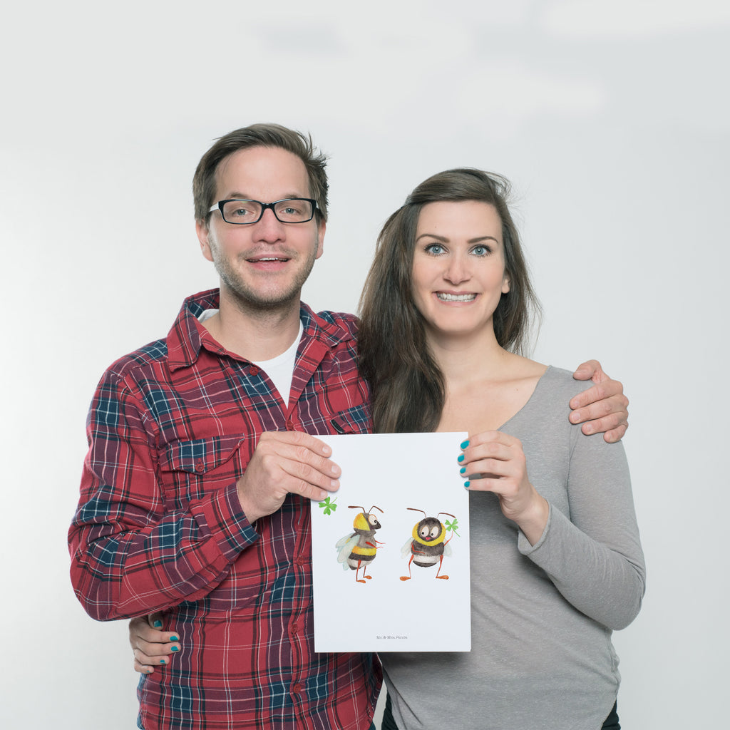 Poster Hummeln mit Kleeblatt Poster, Wandposter, Bild, Wanddeko, Küchenposter, Kinderposter, Wanddeko Bild, Raumdekoration, Wanddekoration, Handgemaltes Poster, Mr. & Mrs. Panda Poster, Designposter, Kunstdruck, Posterdruck, Tiermotive, Gute Laune, lustige Sprüche, Tiere, Hummel, Biene, Spruch positiv, Biene Deko, Spruch schön, glücklich sein, glücklich werden, Spruch fröhlich