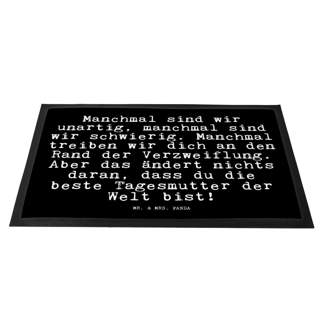 Fußmatte Fun Talk Manchmal sind wir unartig, manchmal sind wir schwierig. Manchmal treiben wir dich an den Rand der Verzweiflung. Aber das ändert nichts daran, dass du die beste Tagesmutter der Welt bist! Türvorleger, Schmutzmatte, Fußabtreter, Matte, Schmutzfänger, Fußabstreifer, Schmutzfangmatte, Türmatte, Motivfußmatte, Haustürmatte, Vorleger, Spruch, Sprüche, lustig, Weisheiten, Zitate, Glizer Spruch Sprüche Weisheiten Zitate Lustig Weisheit Worte