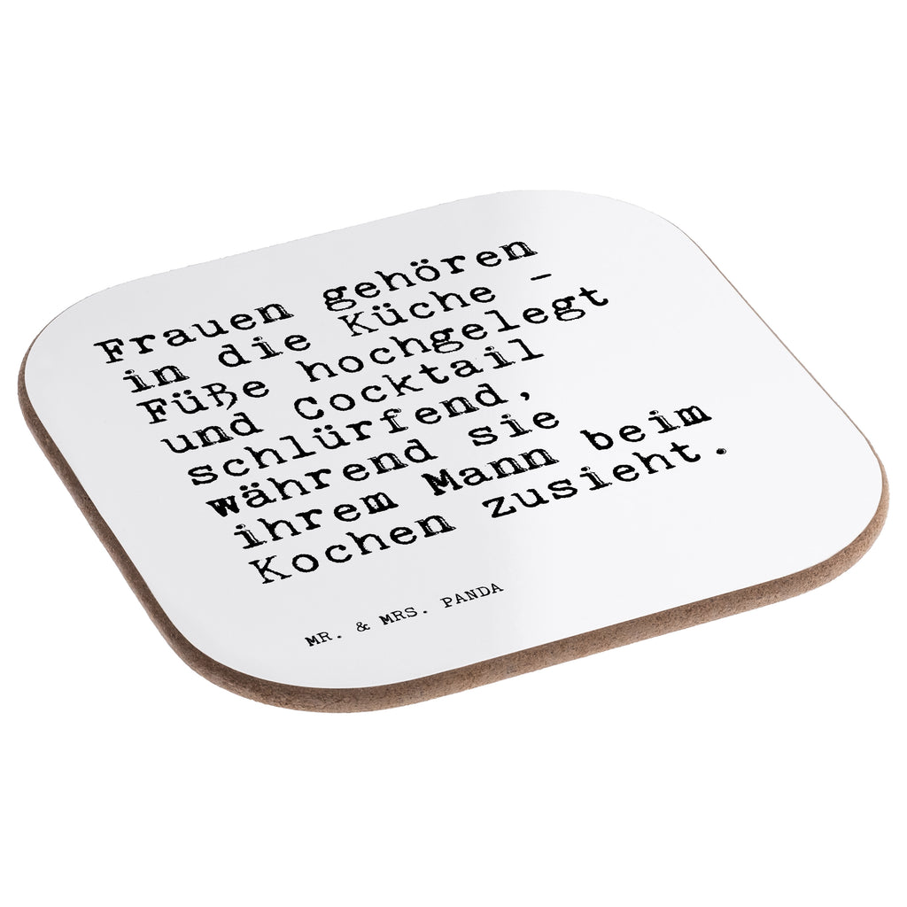 Quadratische Untersetzer Sprüche und Zitate Frauen gehören in die Küche - Füße hochgelegt und Cocktail schlürfend, während sie ihrem Mann beim Kochen zusieht. Bierdeckel, Glasuntersetzer, Untersetzer Gläser, Getränkeuntersetzer, Spruch, Sprüche, lustig, Weisheiten, Zitate, Spruch Sprüche Weisheiten Zitate Lustig Weisheit Worte