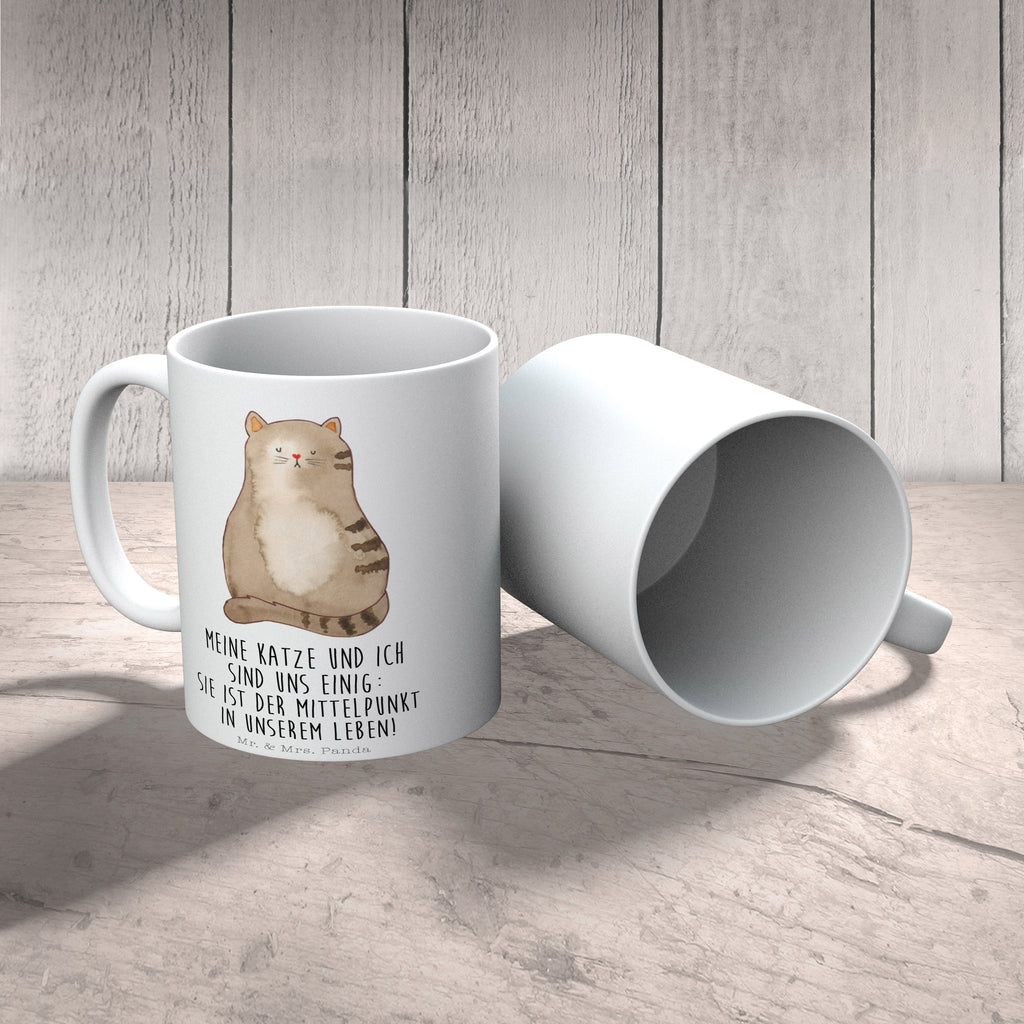 Tasse Katze sitzend Katzen, Katze, Kater, Mietze, Cat, Cats, Katzenhalter, Katzenbesitzerin, Haustier, Katzenliebe, Lebensinhalt, Liebe, Mittelpunkt, Familie Becher, Kaffeetasse, Kaffeebecher, Tee, Frühstück, Büro  Katze, Katzenmotiv, Katzenfan, Katzendeko, Katzenfreund, Katzenliebhaber, Katzenprodukte, Katzenartikel, Katzenaccessoires, Katzensouvenirs, Katzenliebhaberprodukte, Katzenmotive