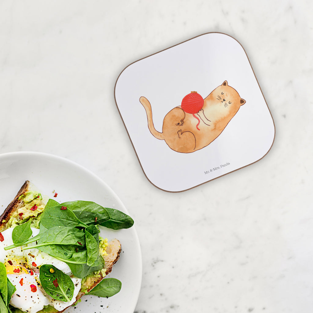Quadratische Untersetzer Katzen Wollknäul Bierdeckel, Glasuntersetzer, Untersetzer Gläser, Getränkeuntersetzer, Katze, Katzenmotiv, Katzenfan, Katzendeko, Katzenfreund, Katzenliebhaber, Katzenprodukte, Katzenartikel, Katzenaccessoires, Katzensouvenirs, Katzenliebhaberprodukte, Katzenmotive, Katzen, Kater, Mietze, Cat, Cats, Katzenhalter, Katzenbesitzerin, Haustier, Wollknäuel, Wolle, Spielen, Spiel, verspielt