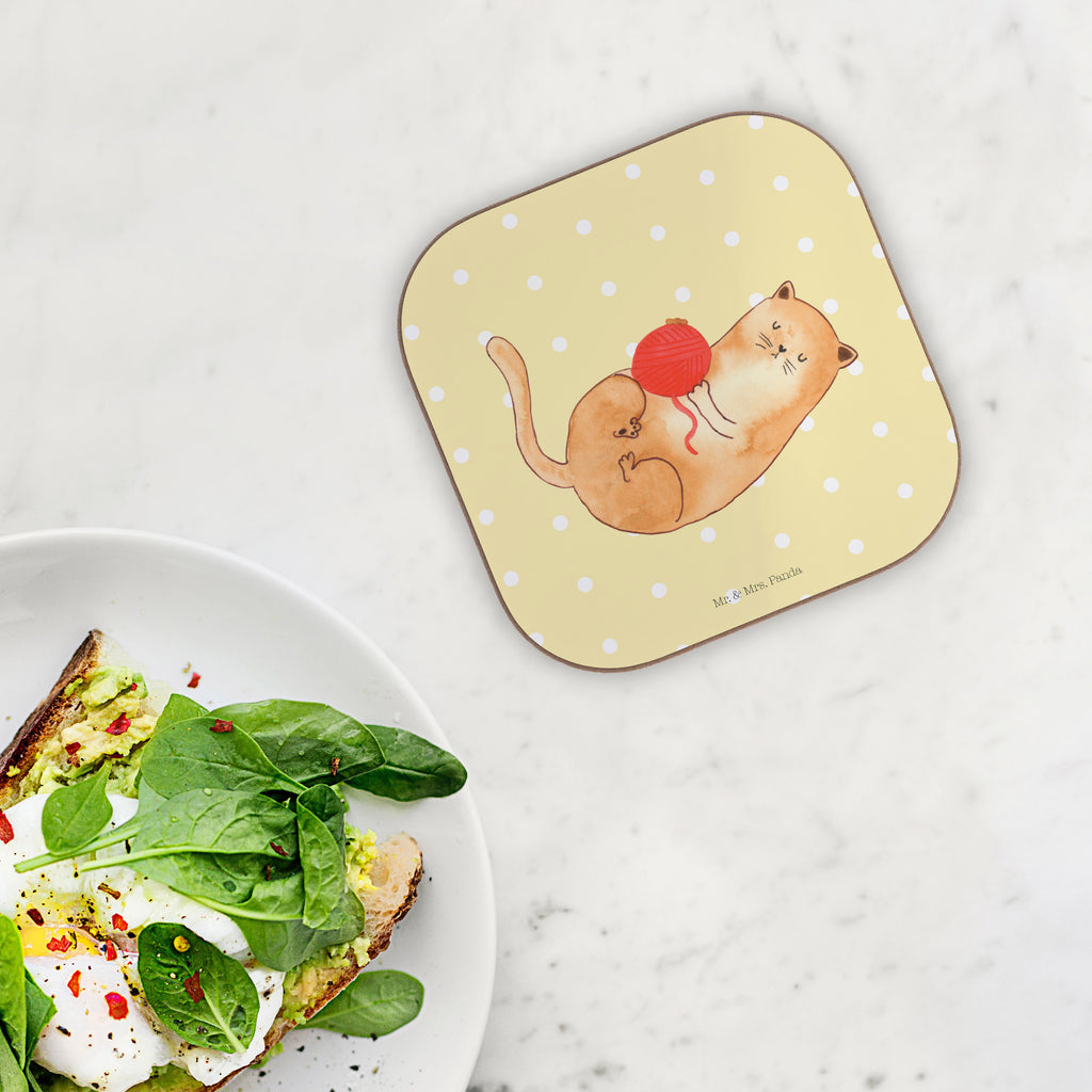 Quadratische Untersetzer Katzen Wollknäul Bierdeckel, Glasuntersetzer, Untersetzer Gläser, Getränkeuntersetzer, Katze, Katzenmotiv, Katzenfan, Katzendeko, Katzenfreund, Katzenliebhaber, Katzenprodukte, Katzenartikel, Katzenaccessoires, Katzensouvenirs, Katzenliebhaberprodukte, Katzenmotive, Katzen, Kater, Mietze, Cat, Cats, Katzenhalter, Katzenbesitzerin, Haustier, Wollknäuel, Wolle, Spielen, Spiel, verspielt