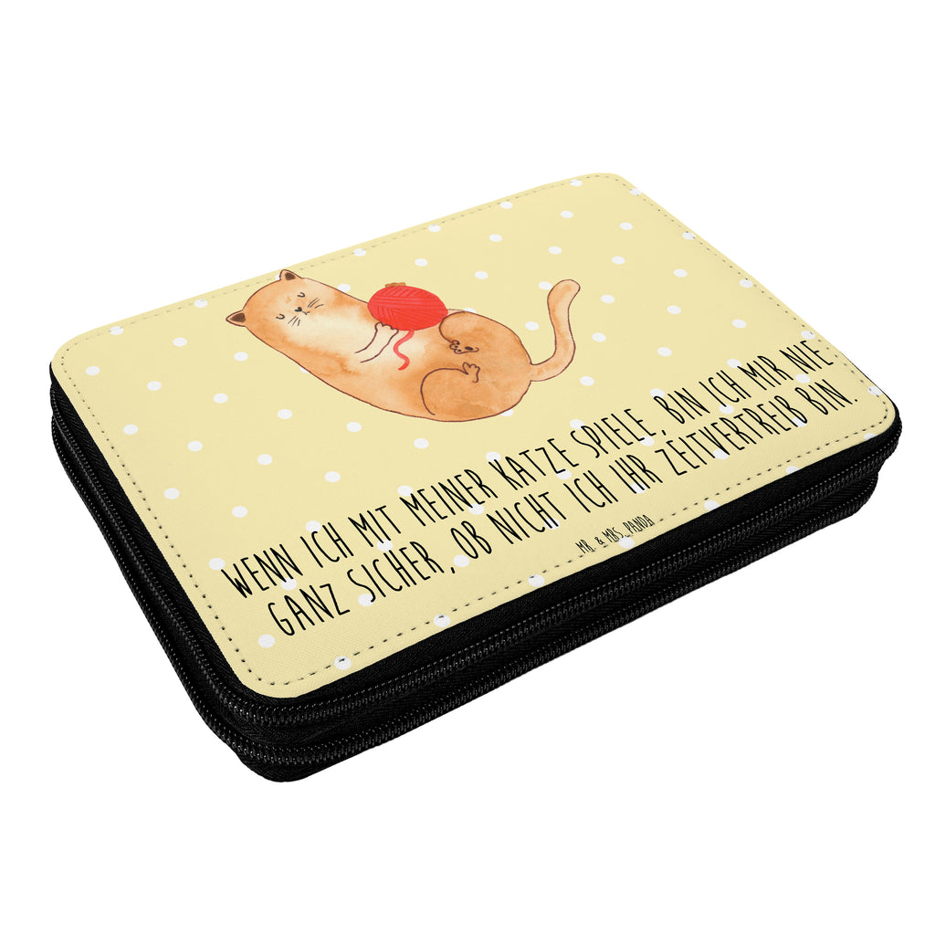 Federmappe Katzen Wollknäul Federmappe, Stiftetasche, Stifte Etui, Schule, Einschulung, Geschenk, Kind, Schüler, Schülerin, Stifterolle, Federmäppchen, Motiv, Grundschule, Federmäppchen bedruckt, Büro Stifte Etui, Bestückte Federmappe, Kinder Federmappe, Federmappe Einschulung, Katze, Katzenmotiv, Katzenfan, Katzendeko, Katzenfreund, Katzenliebhaber, Katzenprodukte, Katzenartikel, Katzenaccessoires, Katzensouvenirs, Katzenliebhaberprodukte, Katzenmotive, Katzen, Kater, Mietze, Cat, Cats, Katzenhalter, Katzenbesitzerin, Haustier, Wollknäuel, Wolle, Spielen, Spiel, verspielt