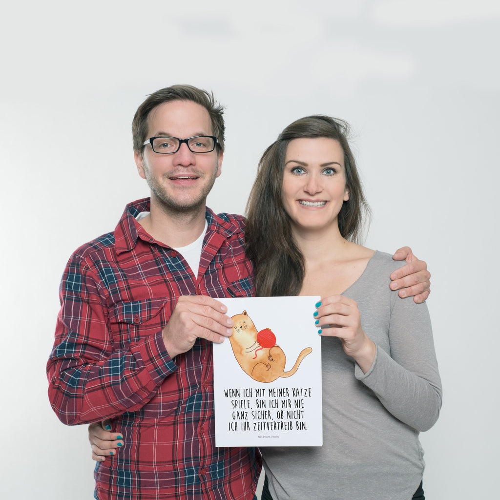 Poster Katzen Wollknäul Poster, Wandposter, Bild, Wanddeko, Küchenposter, Kinderposter, Wanddeko Bild, Raumdekoration, Wanddekoration, Handgemaltes Poster, Mr. & Mrs. Panda Poster, Designposter, Kunstdruck, Posterdruck, Katze, Katzenmotiv, Katzenfan, Katzendeko, Katzenfreund, Katzenliebhaber, Katzenprodukte, Katzenartikel, Katzenaccessoires, Katzensouvenirs, Katzenliebhaberprodukte, Katzenmotive, Katzen, Kater, Mietze, Cat, Cats, Katzenhalter, Katzenbesitzerin, Haustier, Wollknäuel, Wolle, Spielen, Spiel, verspielt