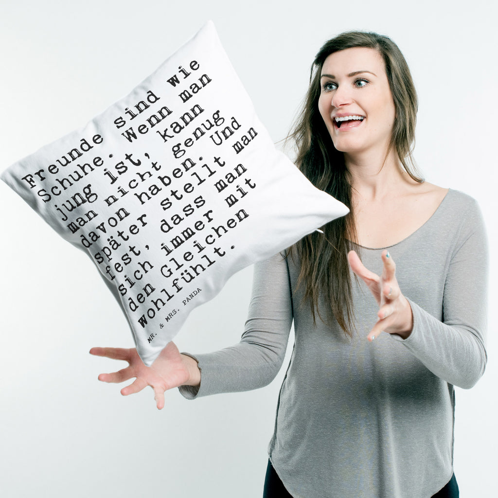 40x40 Kissen Sprüche und Zitate Freunde sind wie Schuhe. Wenn man jung ist, kann man nicht genug davon haben. Und später stellt man fest, dass man sich immer mit den Gleichen wohlfühlt. Kissenhülle, Kopfkissen, Sofakissen, Dekokissen, Motivkissen, Spruch, Sprüche, lustig, Weisheiten, Zitate, Spruch Sprüche Weisheiten Zitate Lustig Weisheit Worte