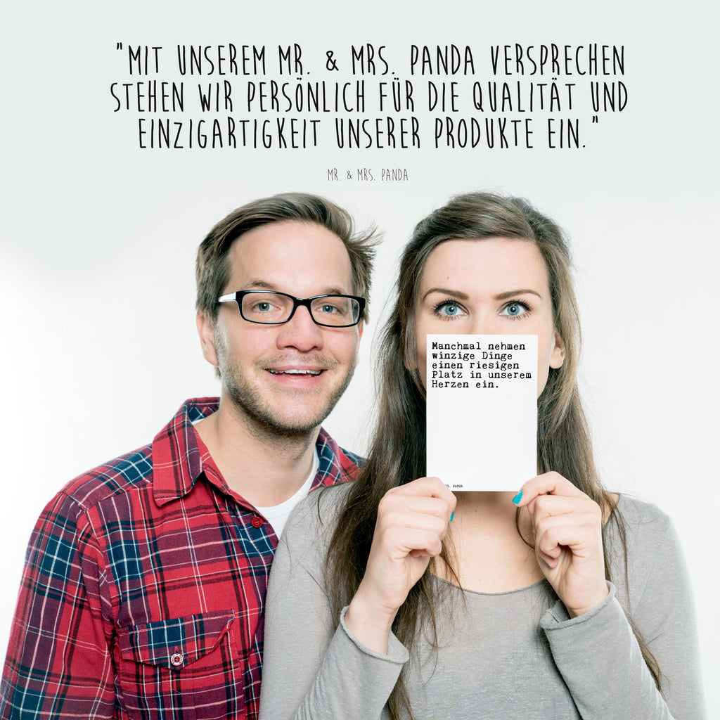 Postkarte Sprüche und Zitate Manchmal nehmen winzige Dinge einen riesigen Platz in unserem Herzen ein. Geschenkkarte, Grußkarte, Karte, Einladung, Ansichtskarte, Geburtstagskarte, Einladungskarte, Spruch, Sprüche, lustig, Weisheiten, Zitate, Spruch Sprüche Weisheiten Zitate Lustig Weisheit Worte