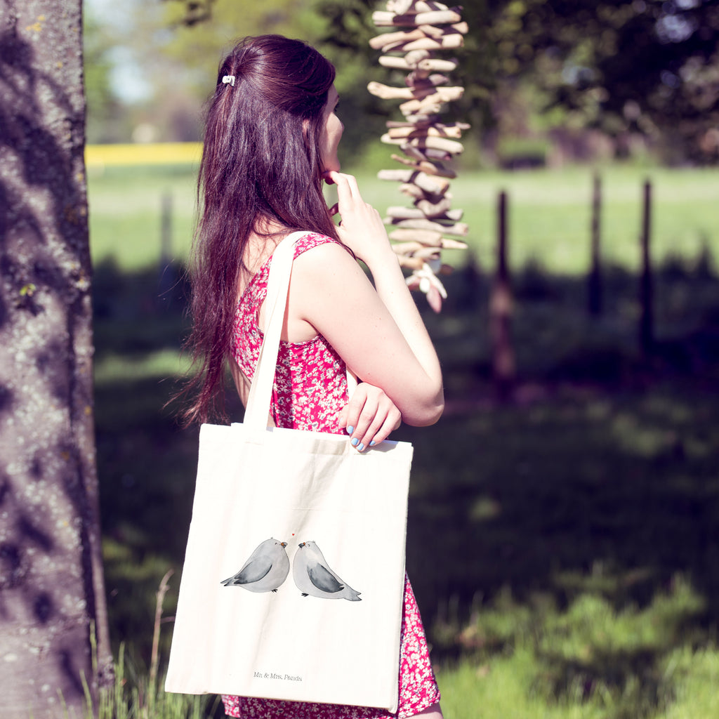 Tragetasche Turteltauben Liebe Beuteltasche, Beutel, Einkaufstasche, Jutebeutel, Stoffbeutel, Liebe, Partner, Freund, Freundin, Ehemann, Ehefrau, Heiraten, Verlobung, Heiratsantrag, Liebesgeschenk, Jahrestag, Hocheitstag, Turteltauben, Turteltäubchen, Tauben, Verliebt, Verlobt, Verheiratet, Geschenk Freundin, Geschenk Freund, Liebesbeweis, Hochzeitstag, Geschenk Hochzeit