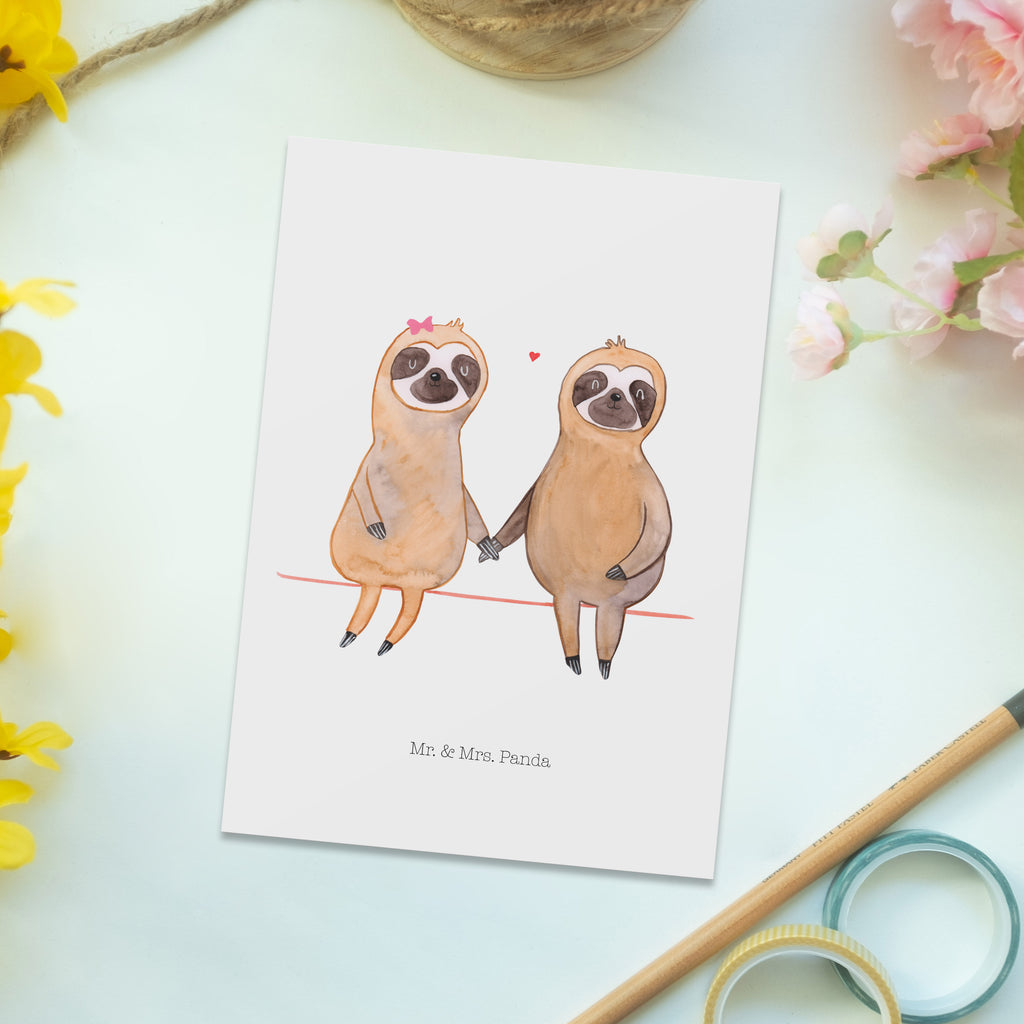 Postkarte Faultier Pärchen Geschenkkarte, Grußkarte, Karte, Einladung, Ansichtskarte, Geburtstagskarte, Einladungskarte, Dankeskarte, Faultier, Faultier Geschenk, Faultier Deko, Faultiere, faul, Lieblingstier, Liebe, Liebespaar, Faultierliebe, Faultierpärchen, verliebt, verlobt, gemeinsam, relaxen, Pärchen, Beziehung, Langsamkeit