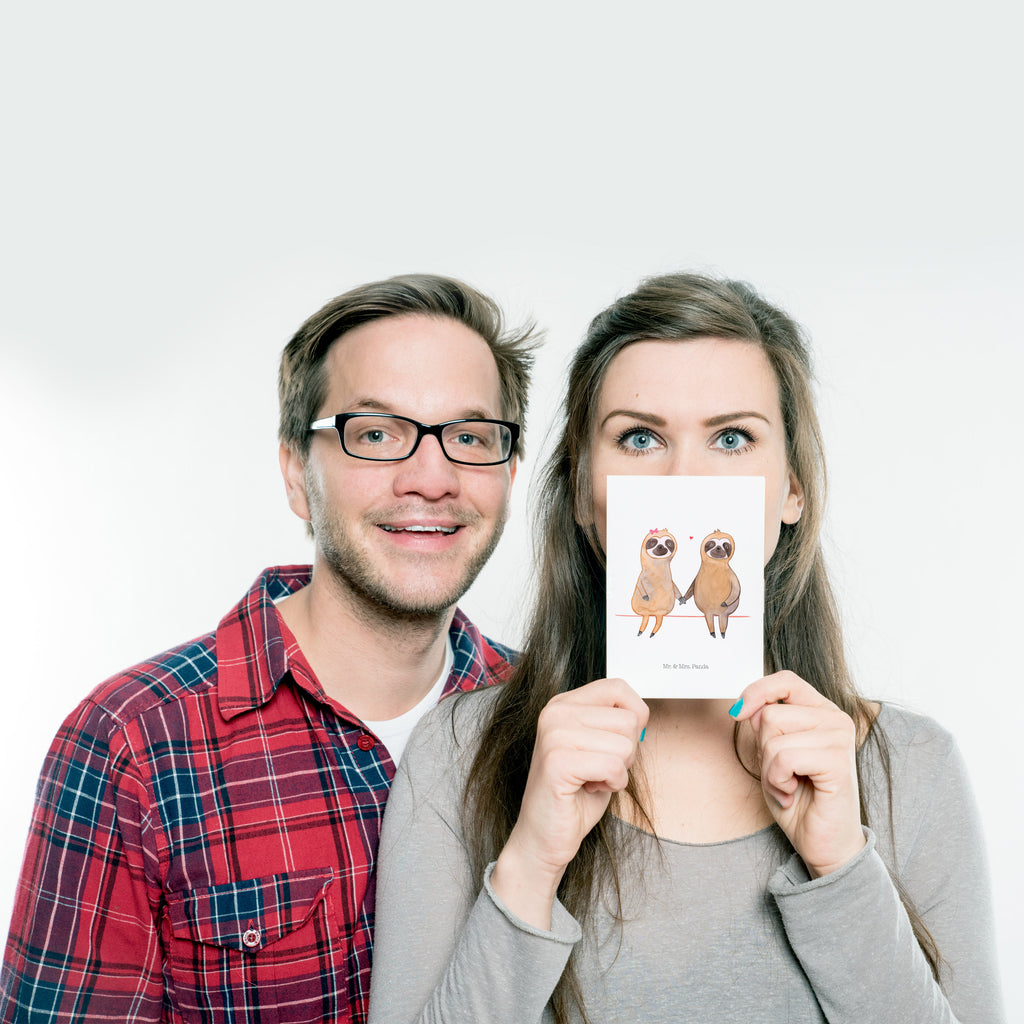 Postkarte Faultier Pärchen Geschenkkarte, Grußkarte, Karte, Einladung, Ansichtskarte, Geburtstagskarte, Einladungskarte, Dankeskarte, Faultier, Faultier Geschenk, Faultier Deko, Faultiere, faul, Lieblingstier, Liebe, Liebespaar, Faultierliebe, Faultierpärchen, verliebt, verlobt, gemeinsam, relaxen, Pärchen, Beziehung, Langsamkeit
