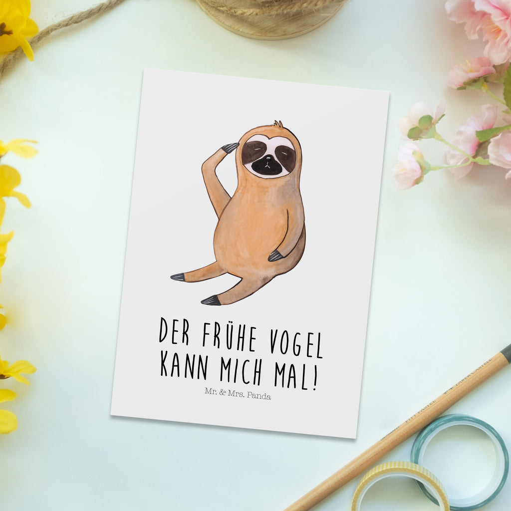 Postkarte Faultier Vogel zeigen Geschenkkarte, Grußkarte, Karte, Einladung, Ansichtskarte, Geburtstagskarte, Einladungskarte, Faultier, Faultier Geschenk, Faultier Deko, Faultiere, faul, Lieblingstier, Spinner, früher Vogel, der frühe Vogel, Frühaufsteher, Morgenmuffel, Vogel, Faultierwelt