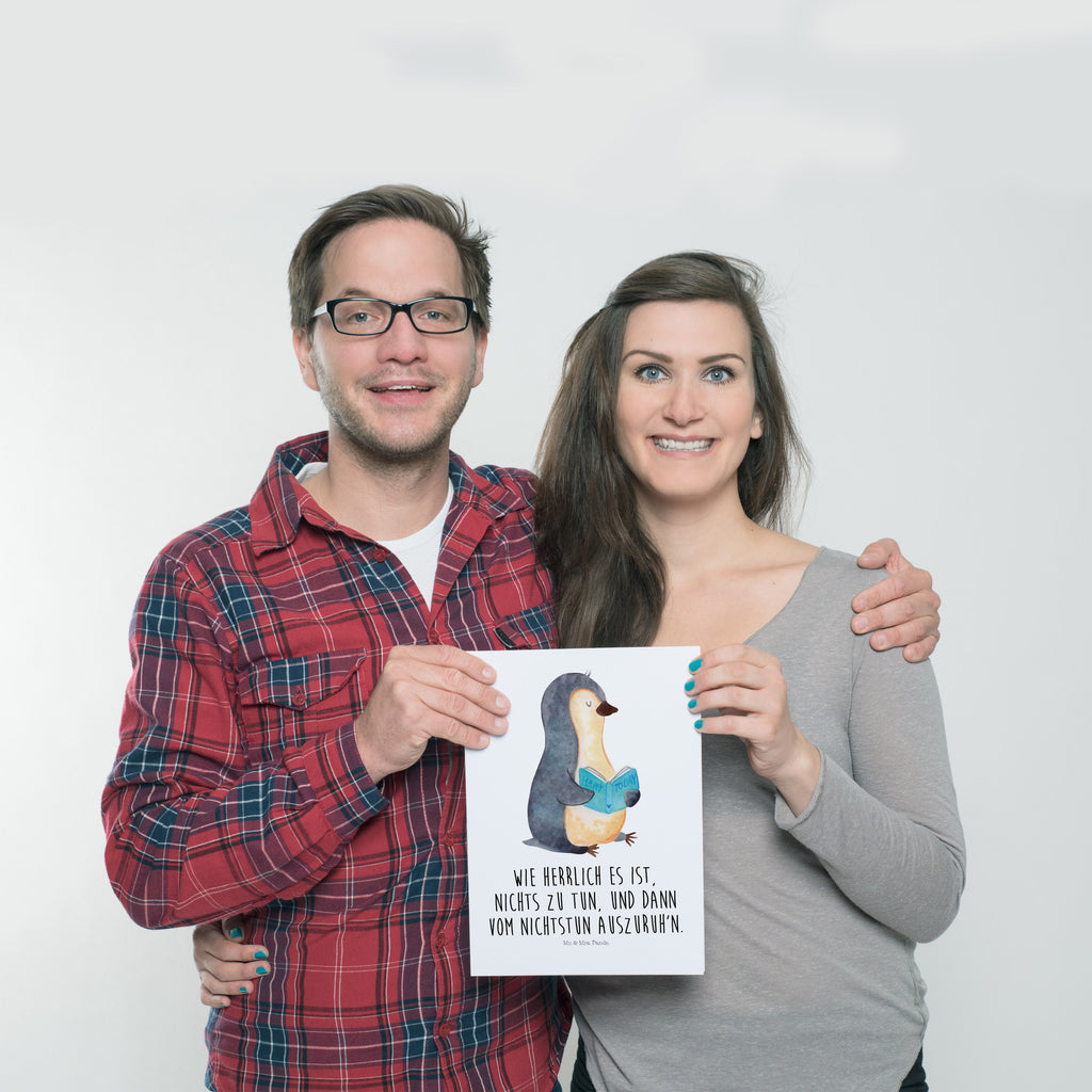 Poster Pinguin Buch Poster, Wandposter, Bild, Wanddeko, Küchenposter, Kinderposter, Wanddeko Bild, Raumdekoration, Wanddekoration, Handgemaltes Poster, Mr. & Mrs. Panda Poster, Designposter, Kunstdruck, Posterdruck, Pinguin, Pinguine, Buch, Lesen, Bücherwurm, Nichtstun, Faulenzen, Ferien, Urlaub, Freizeit