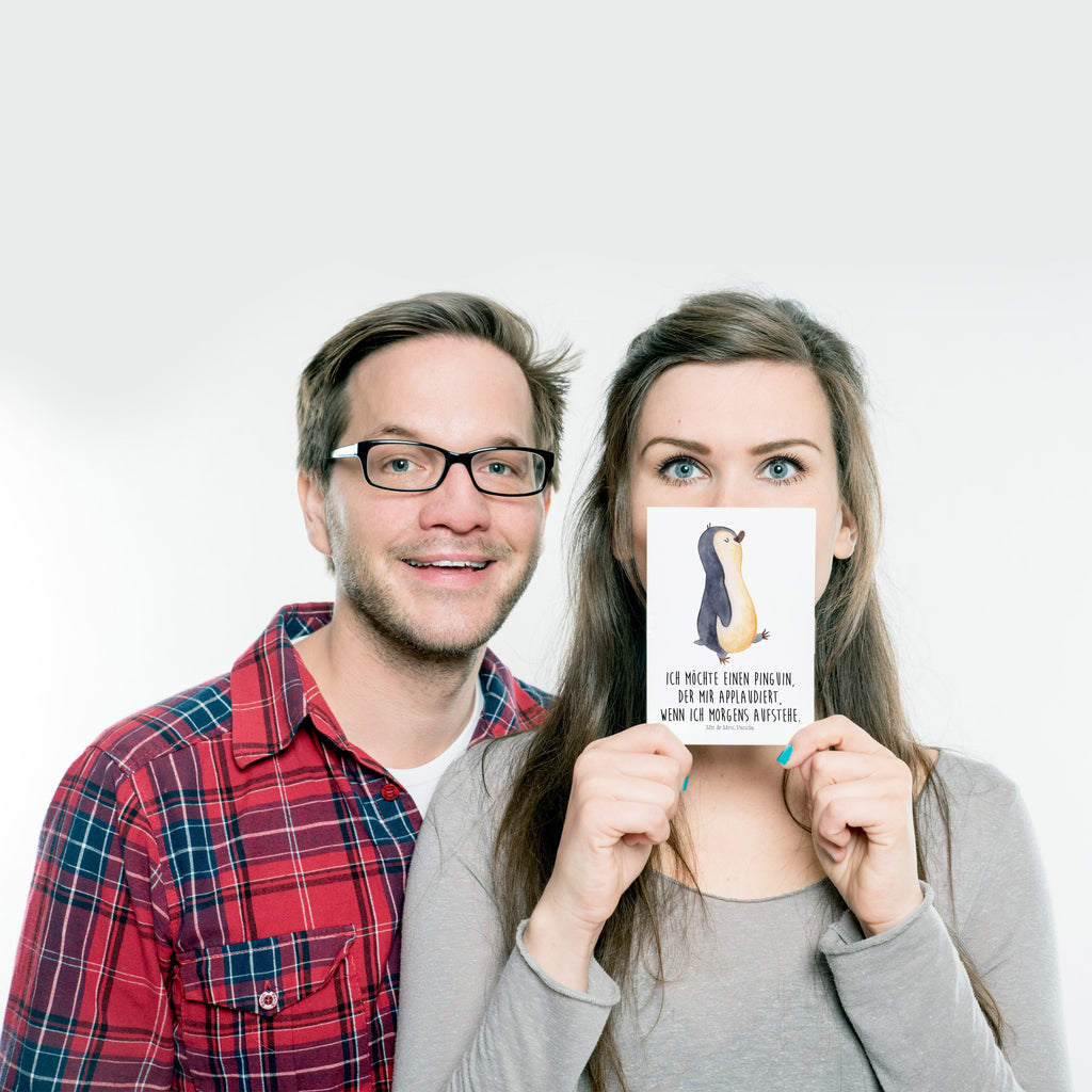 Postkarte Pinguin marschierend Geschenkkarte, Grußkarte, Karte, Einladung, Ansichtskarte, Geburtstagskarte, Einladungskarte, Pinguin, Pinguine, Frühaufsteher, Langschläfer, Bruder, Schwester, Familie