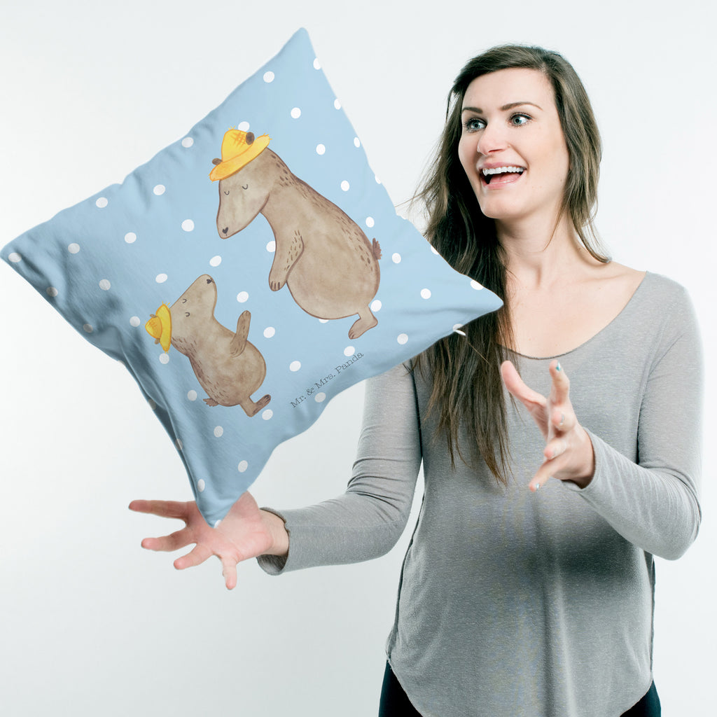 40x40 Kissen Bären mit Hut Kissenhülle, Kopfkissen, Sofakissen, Dekokissen, Motivkissen, Familie, Vatertag, Muttertag, Bruder, Schwester, Mama, Papa, Oma, Opa, Bär, Bären, Vater, Papi, Paps, Dad, Daddy, Lieblingsmensch, Sohn, Söhne, Kind, Kinder, Vater-Sohn, Family, Vorbild